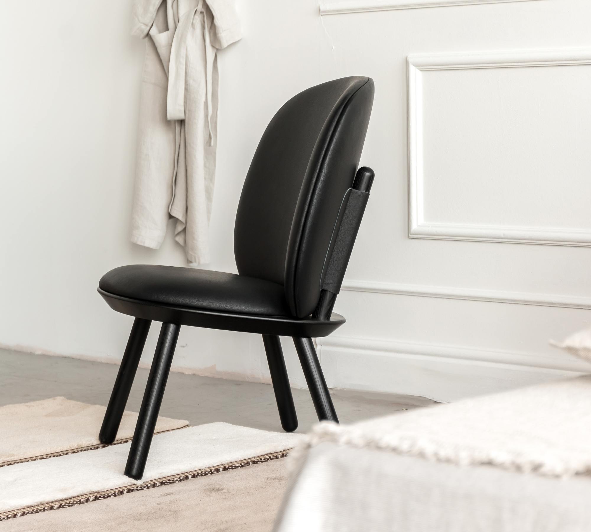 Naïve Lounge chair Ash wood Leather Black