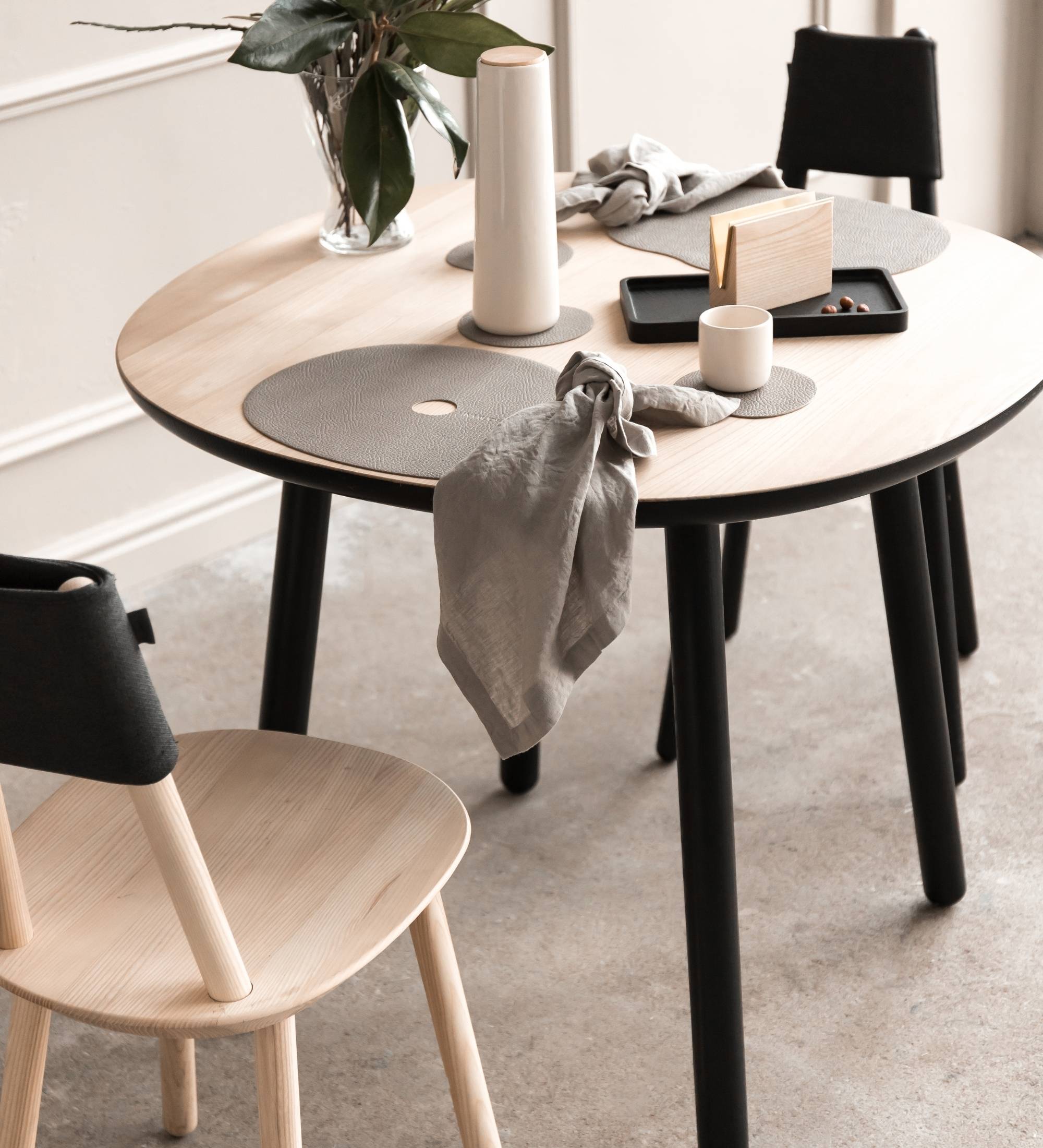 Naïve Dining Table Ash Wood Solid Black