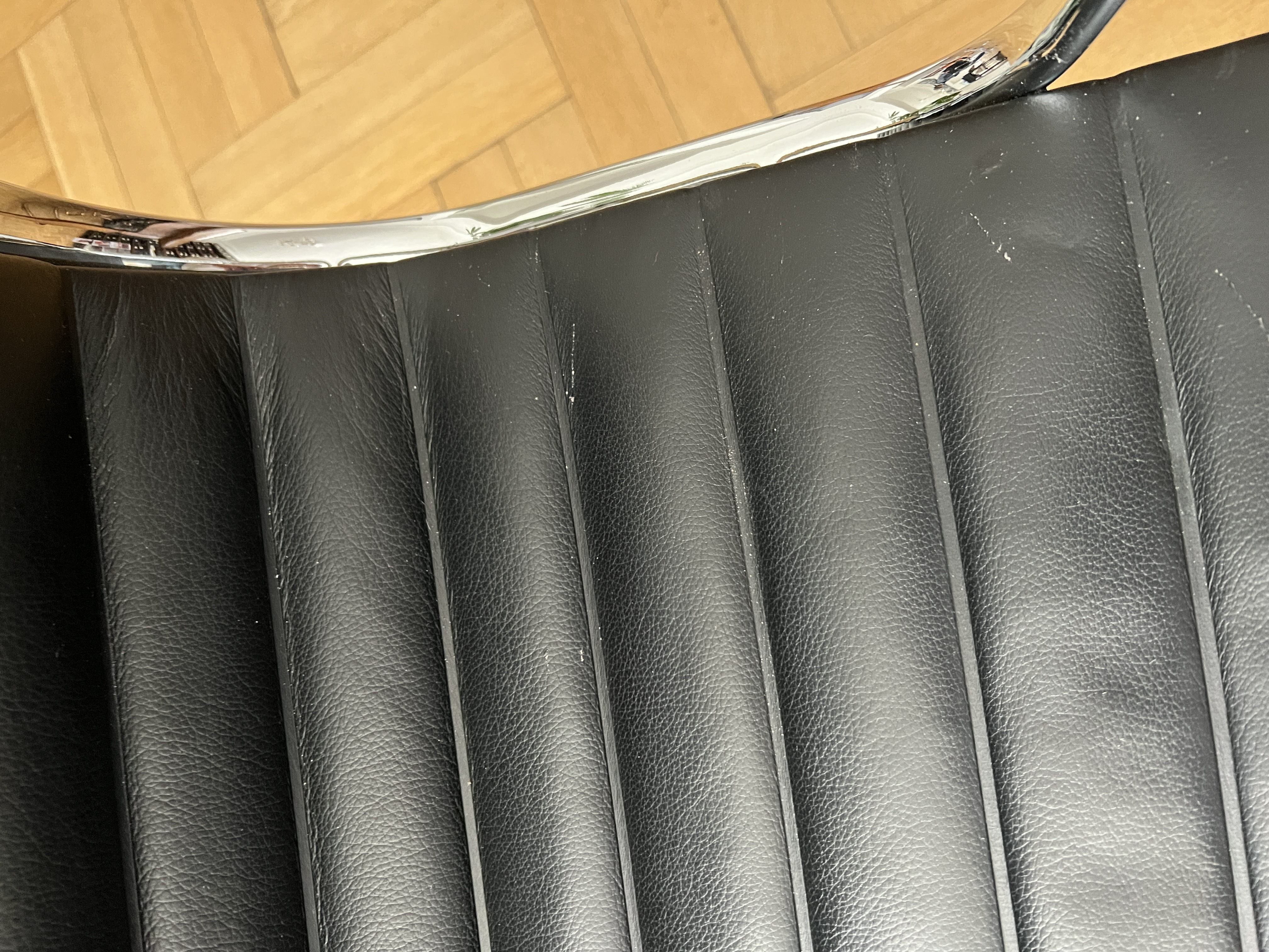 Eames Aluminium Chair EA 119 Leder Höhenverstellbar
