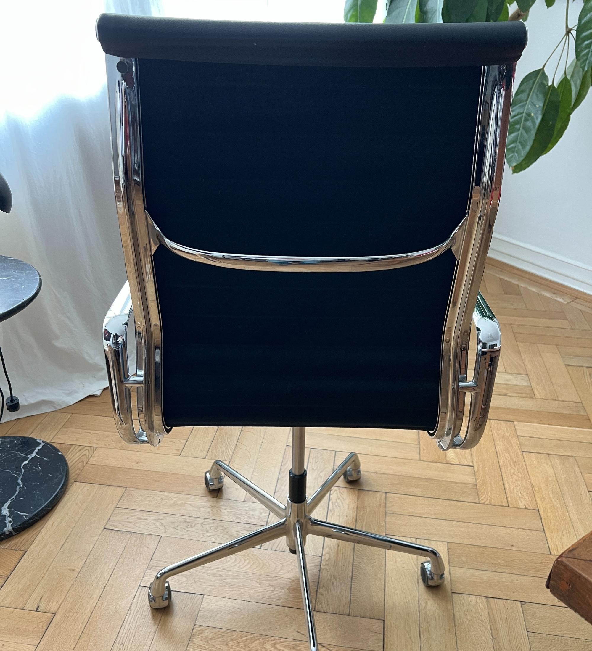 Eames Aluminium Chair EA 119 Leder Höhenverstellbar