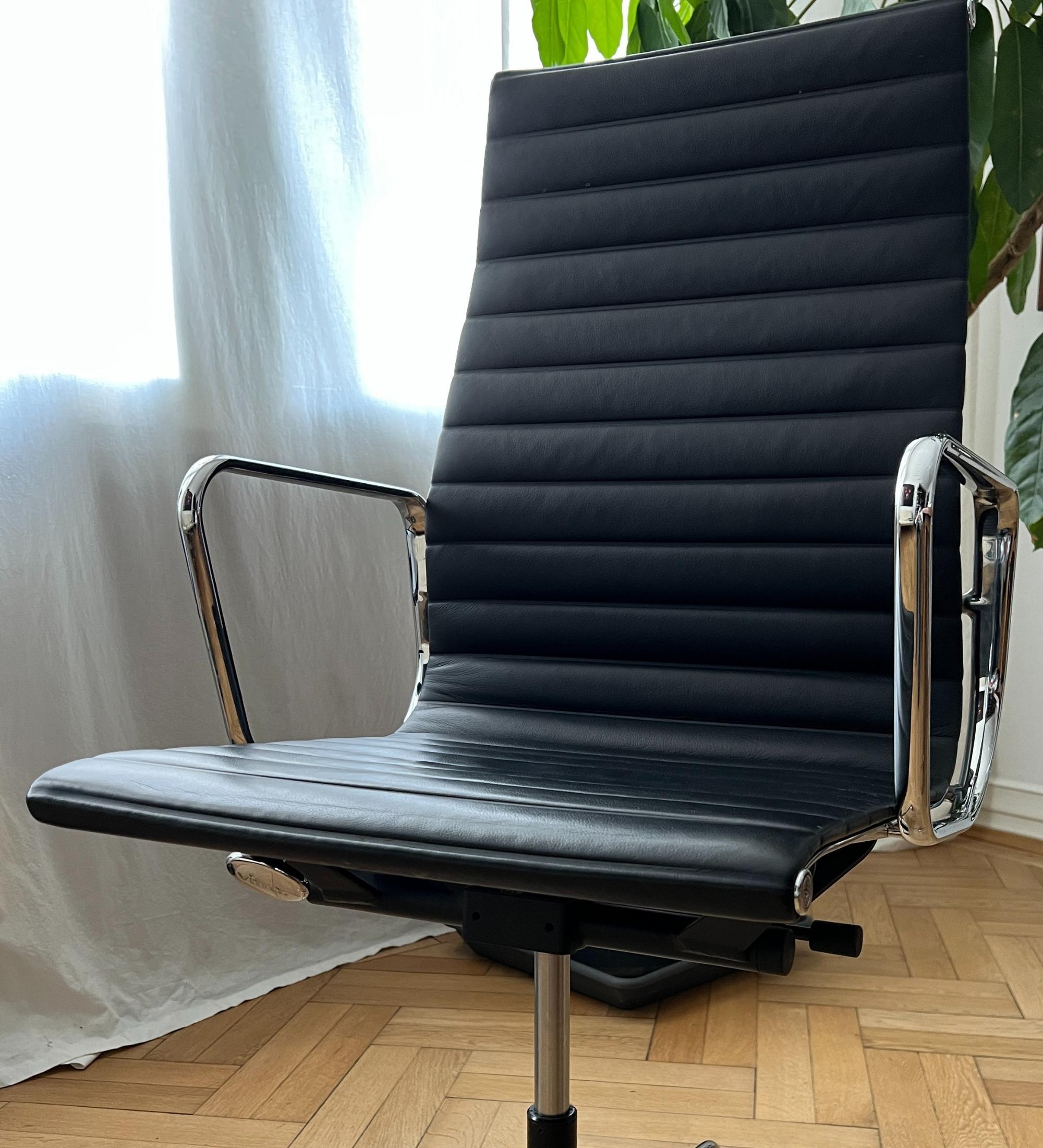 Eames Aluminium Chair EA 119 Leder Höhenverstellbar