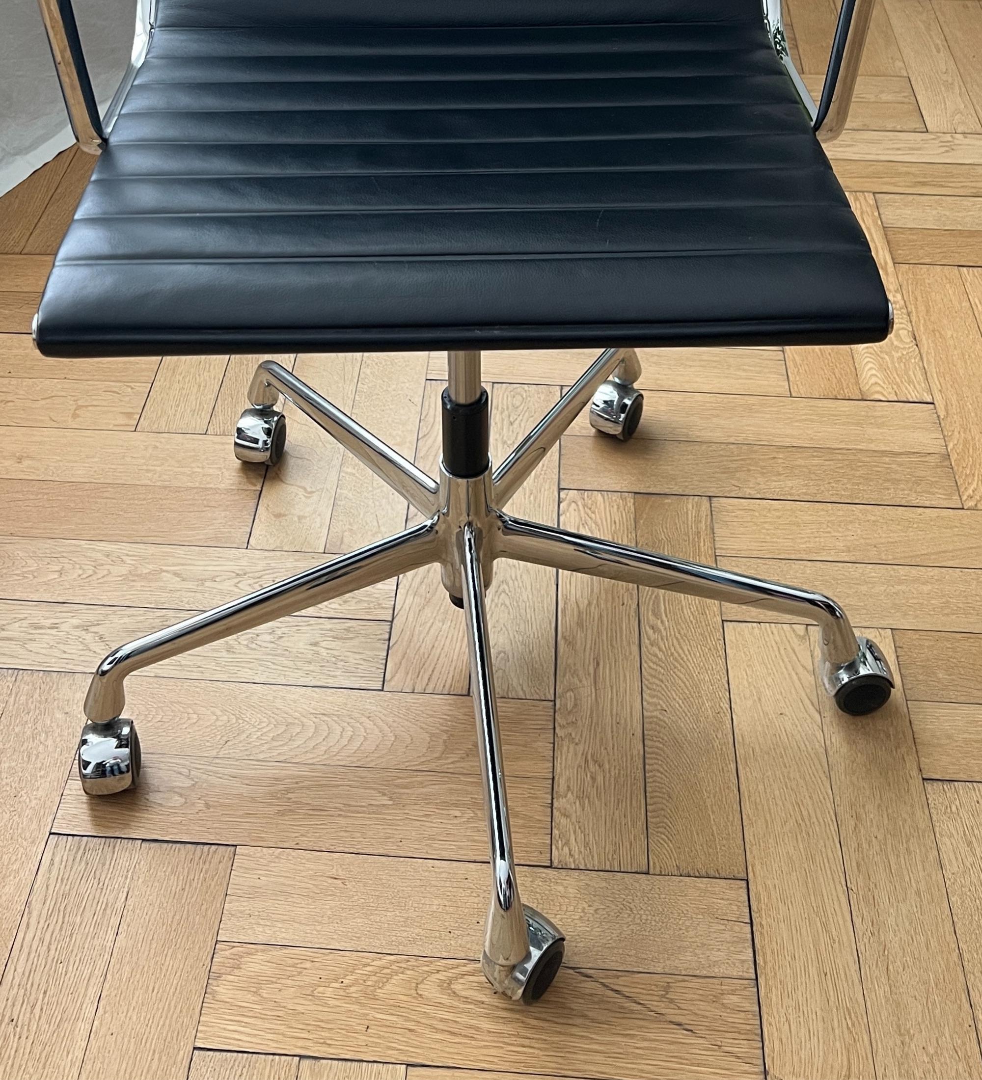 Eames Aluminium Chair EA 119 Leder Höhenverstellbar