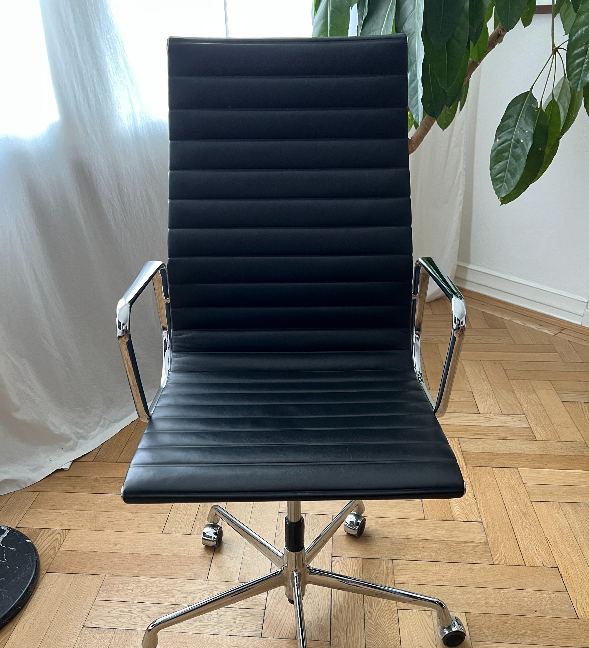 Eames Aluminium Chair EA 119 Leder Höhenverstellbar