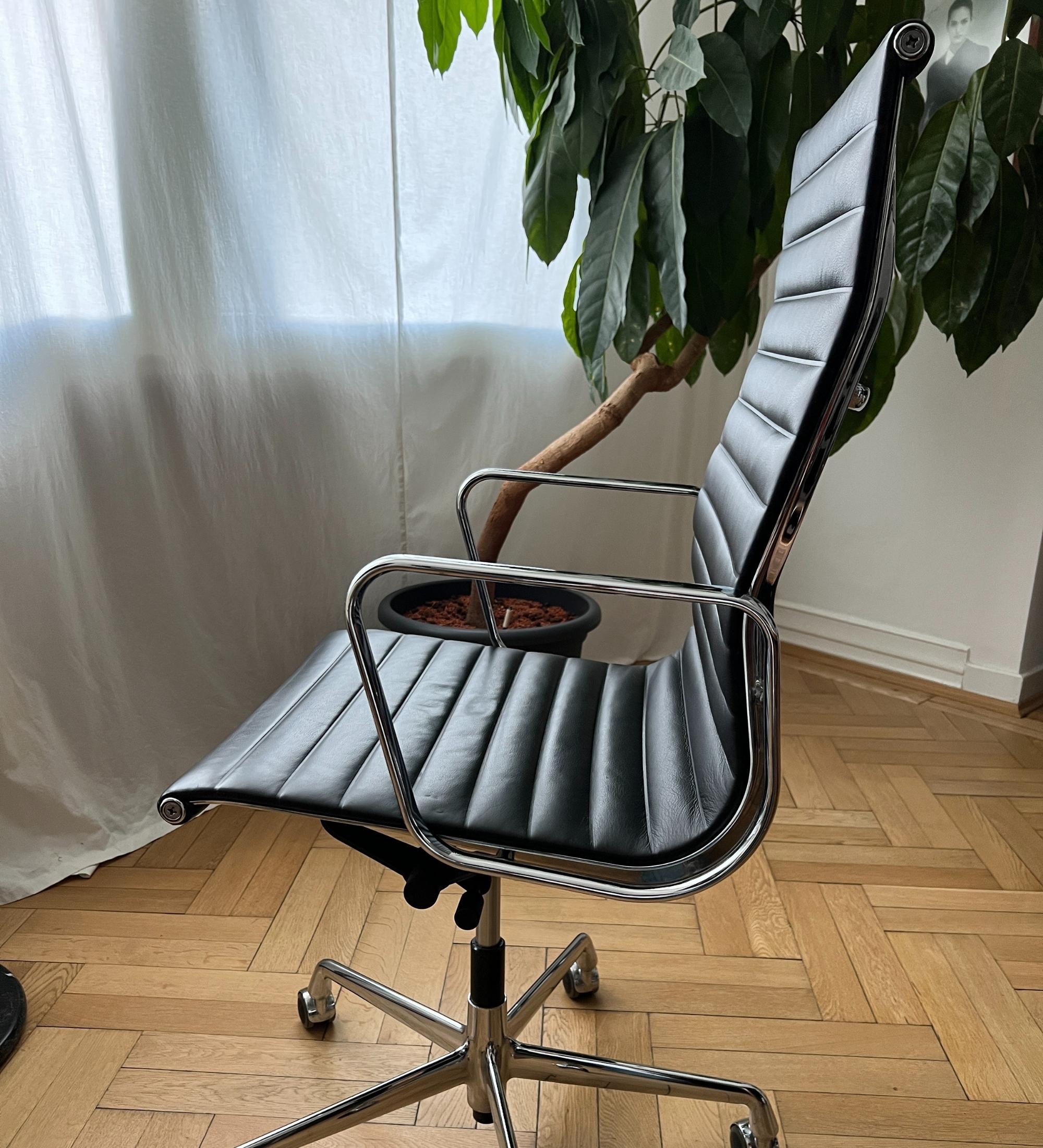 Eames Aluminium Chair EA 119 Leder Höhenverstellbar