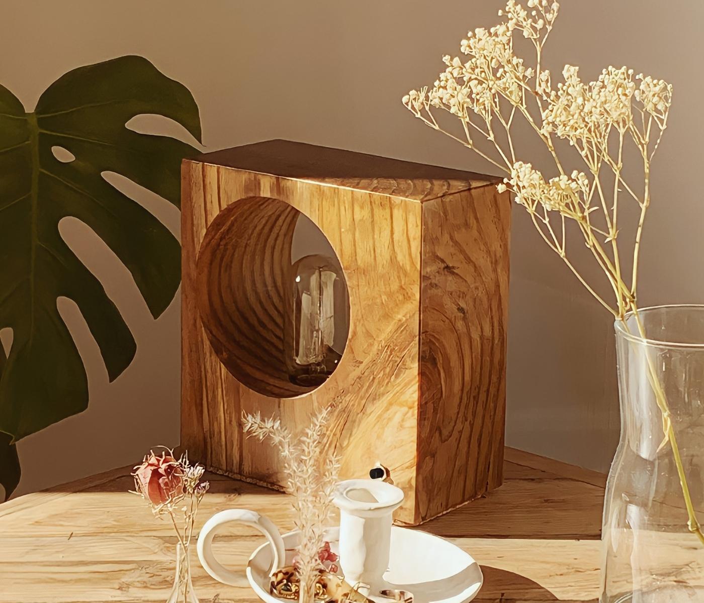 Tischlampe aus Recycling-Holz