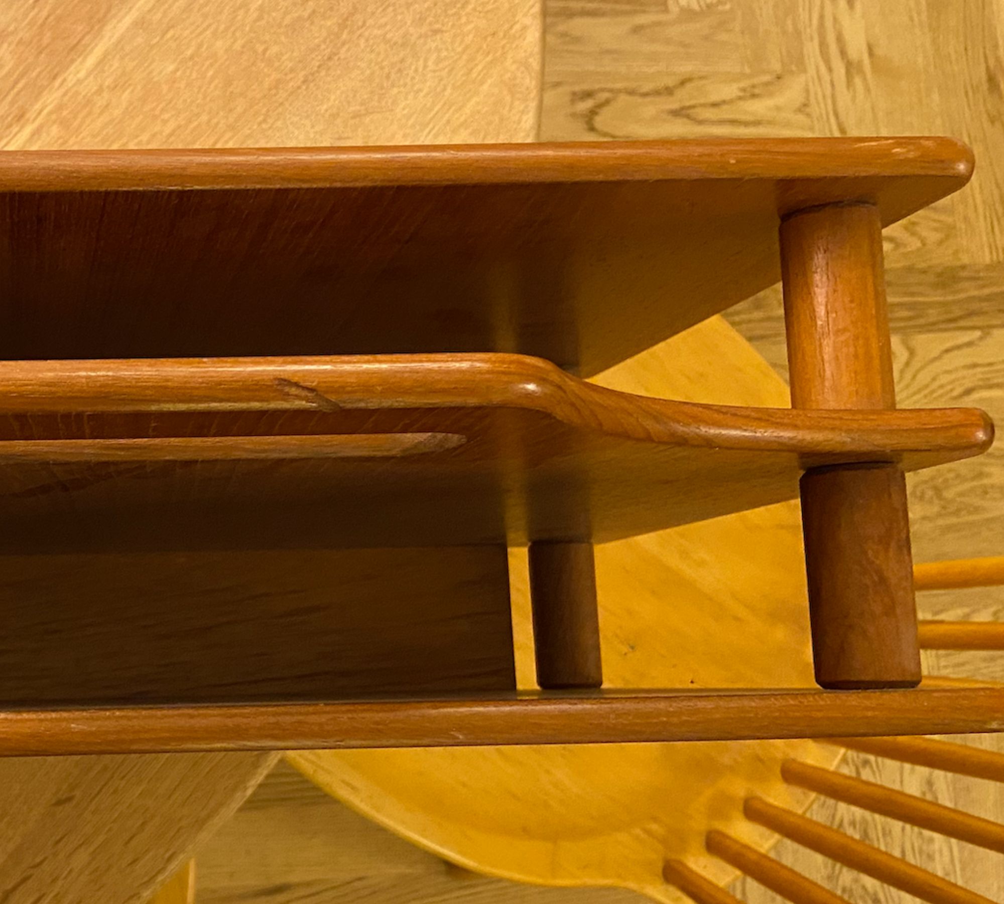 Mid-Century Zeitungsständer aus Holz