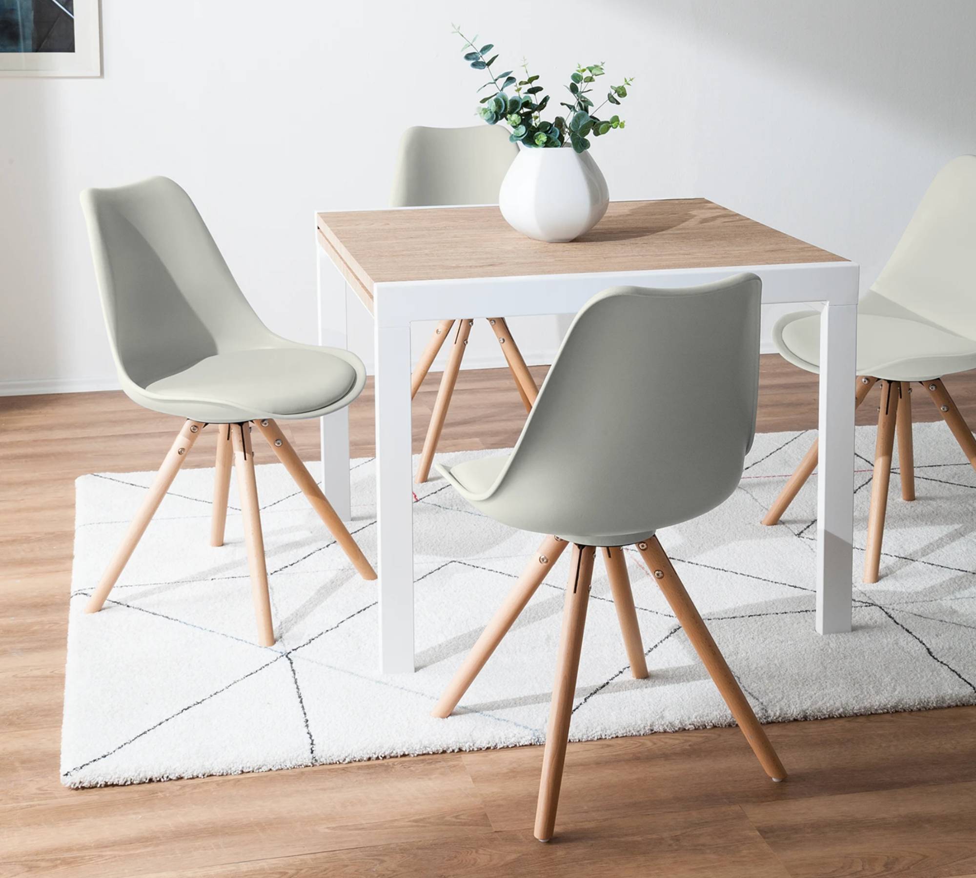 2x Esszimmerstuhl mit ausgestellten Beinen Hellgrau