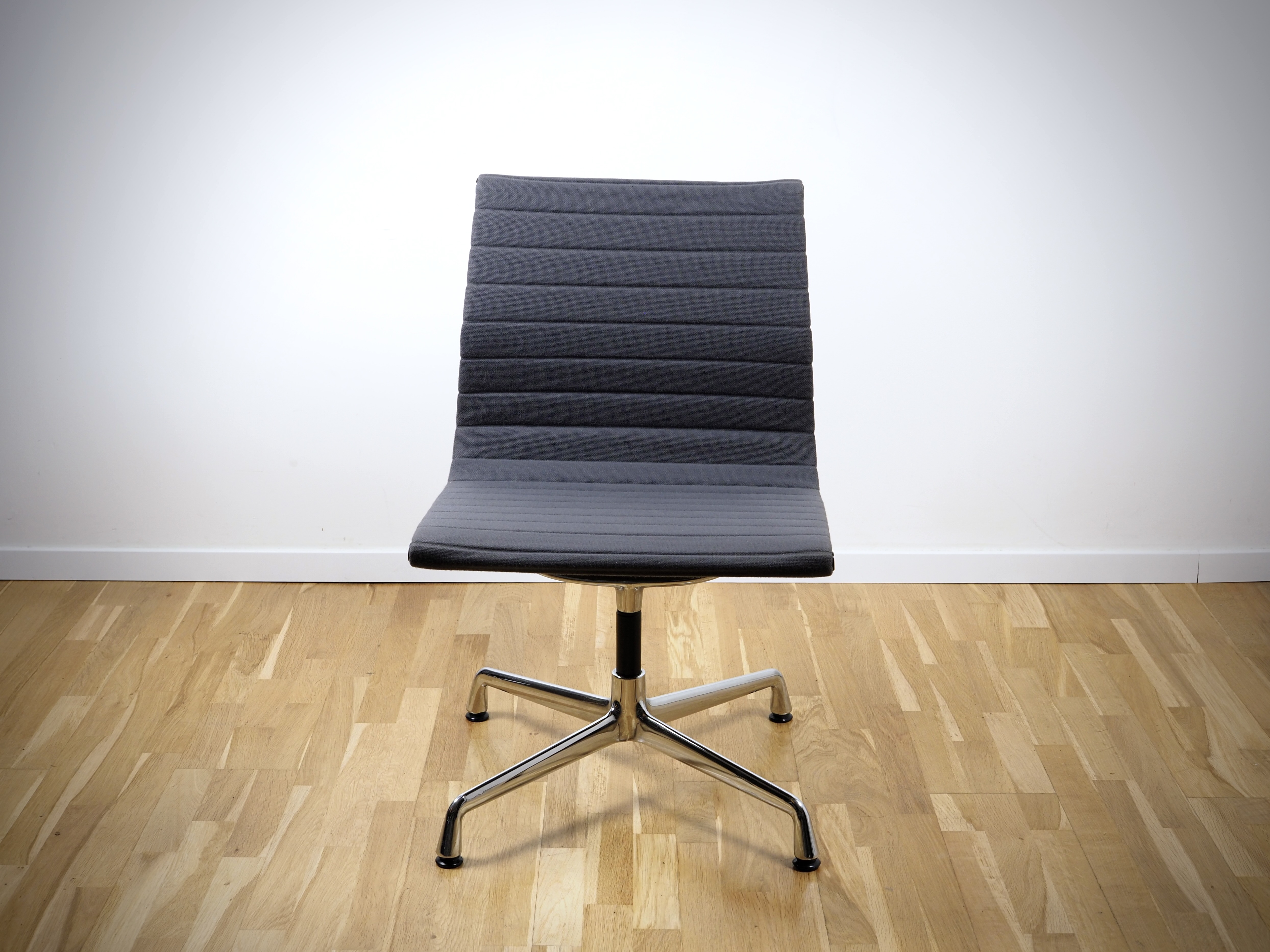 Aluminium Chair EA 106 Swivel Hopsack Grey
