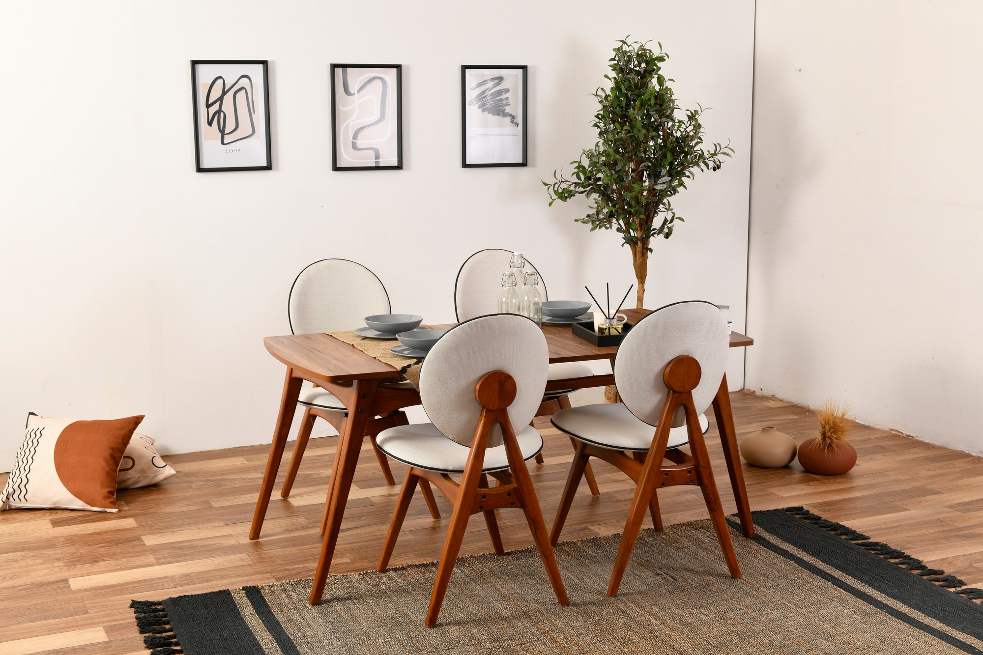 Touch Dining table set 5-piece. Linen Cream