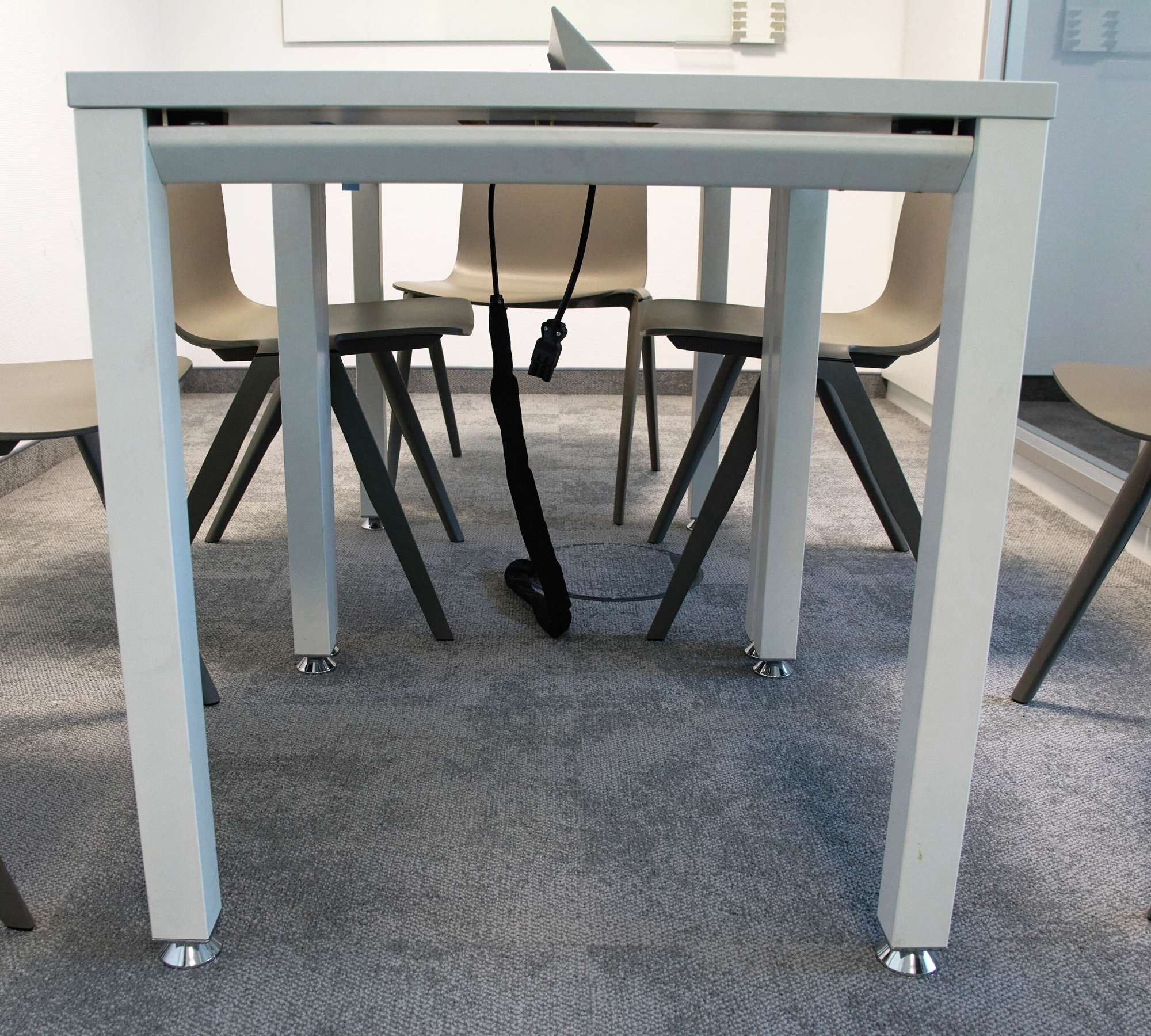 Quadratischer Konferenztisch mit Elektroanschlüssen