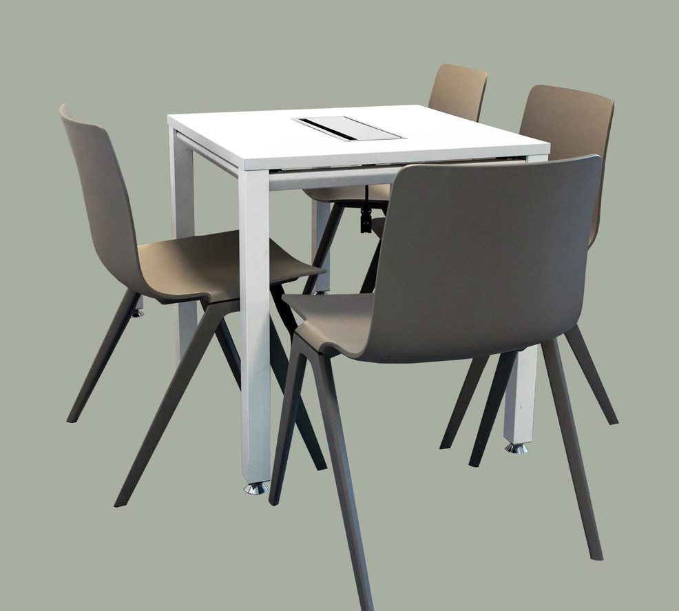 Quadratischer Konferenztisch mit Elektroanschlüssen