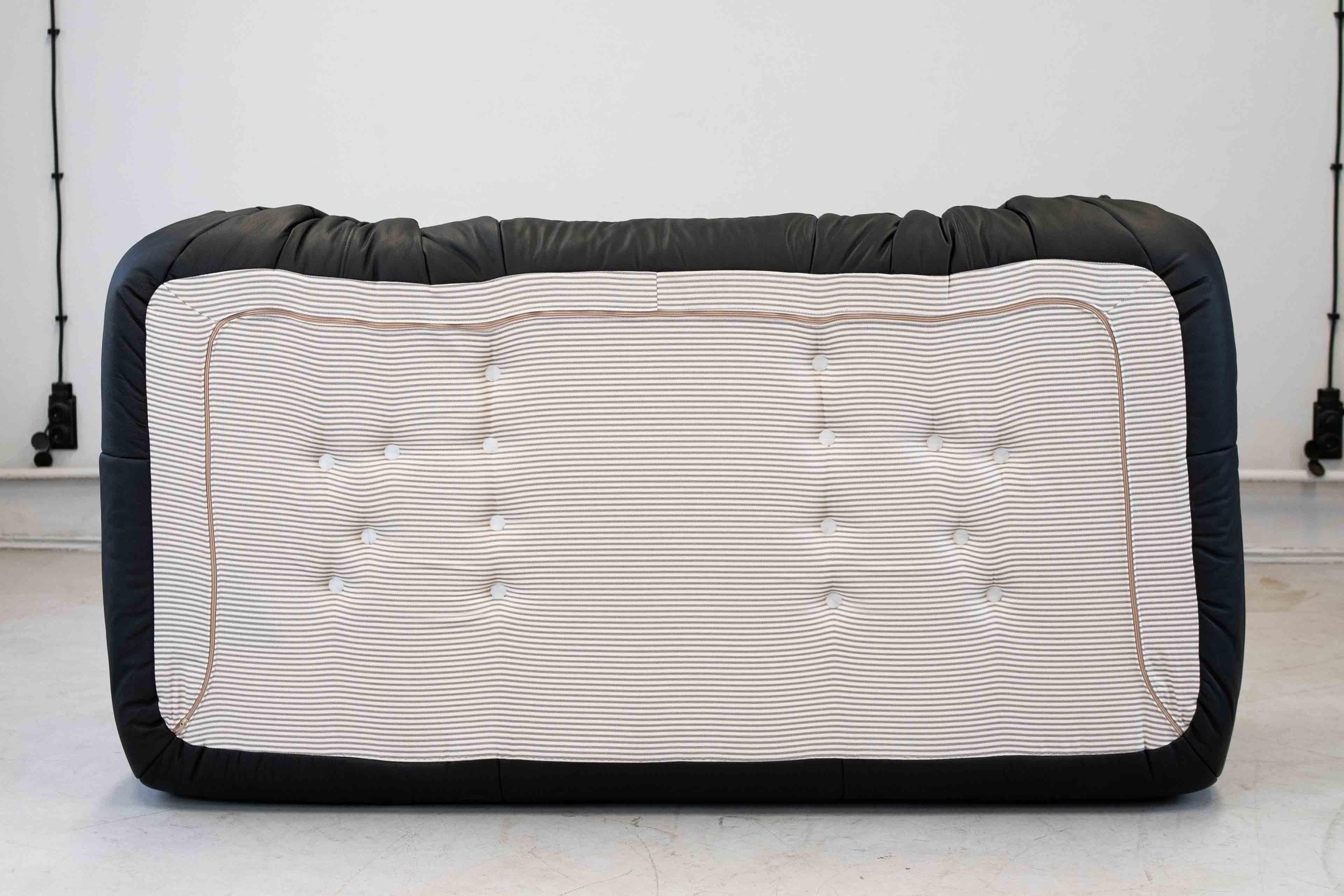 Divano Togo 2 posti con braccioli Pelle Madras Nero