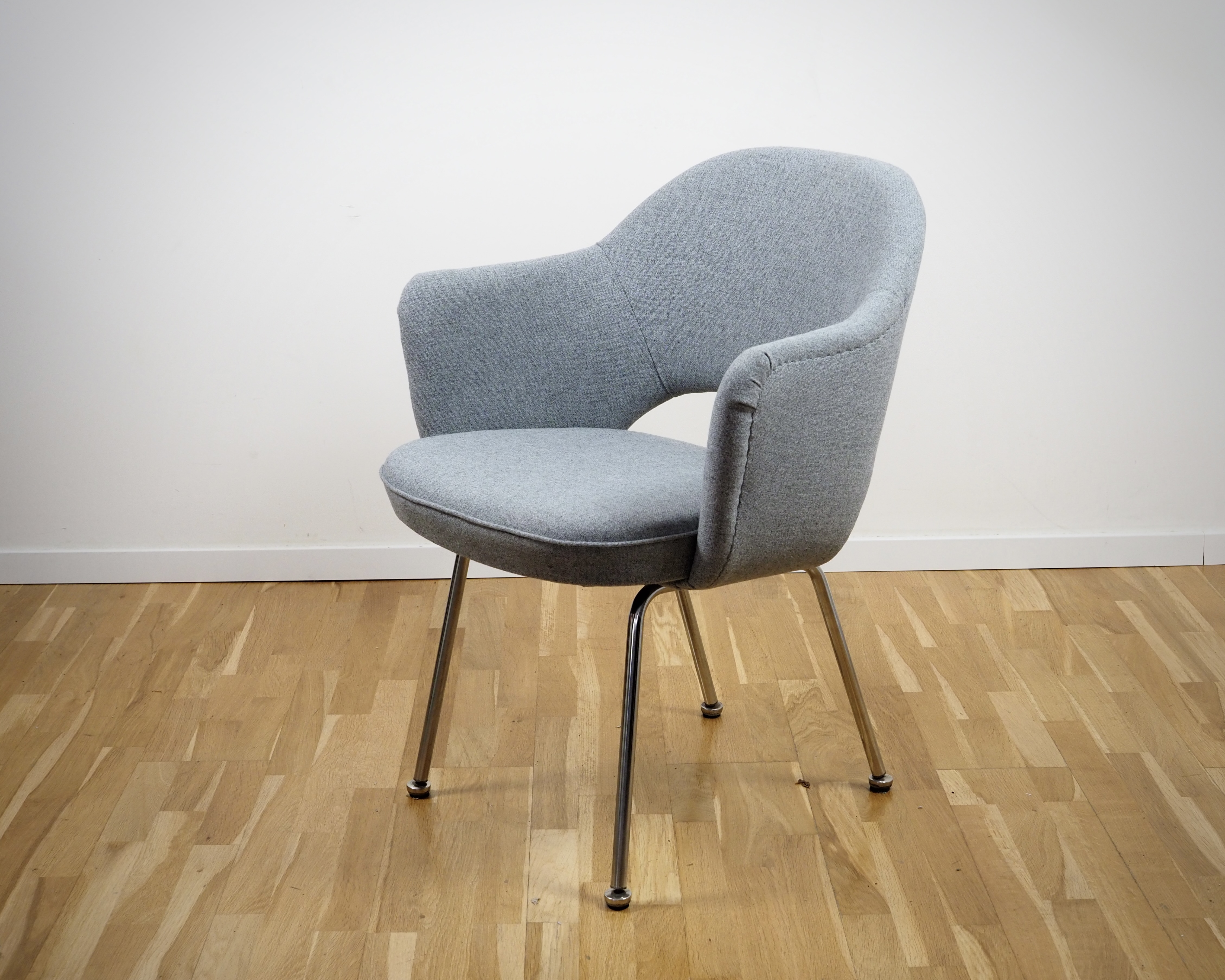 Saarinen Conference Armchair Textile Metal Grey