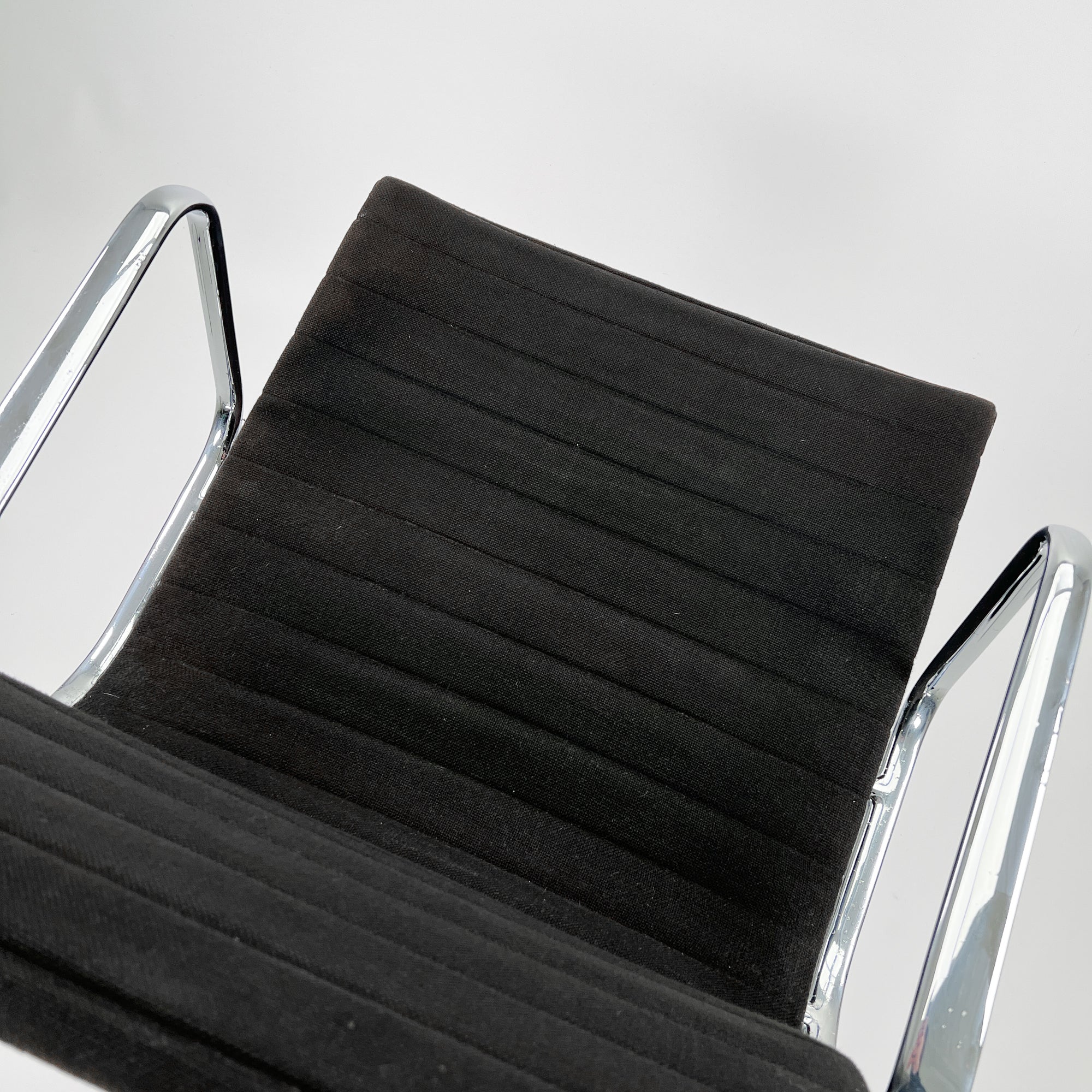 EA107 Chair Chrom Hopsack Schwarz von Vitra