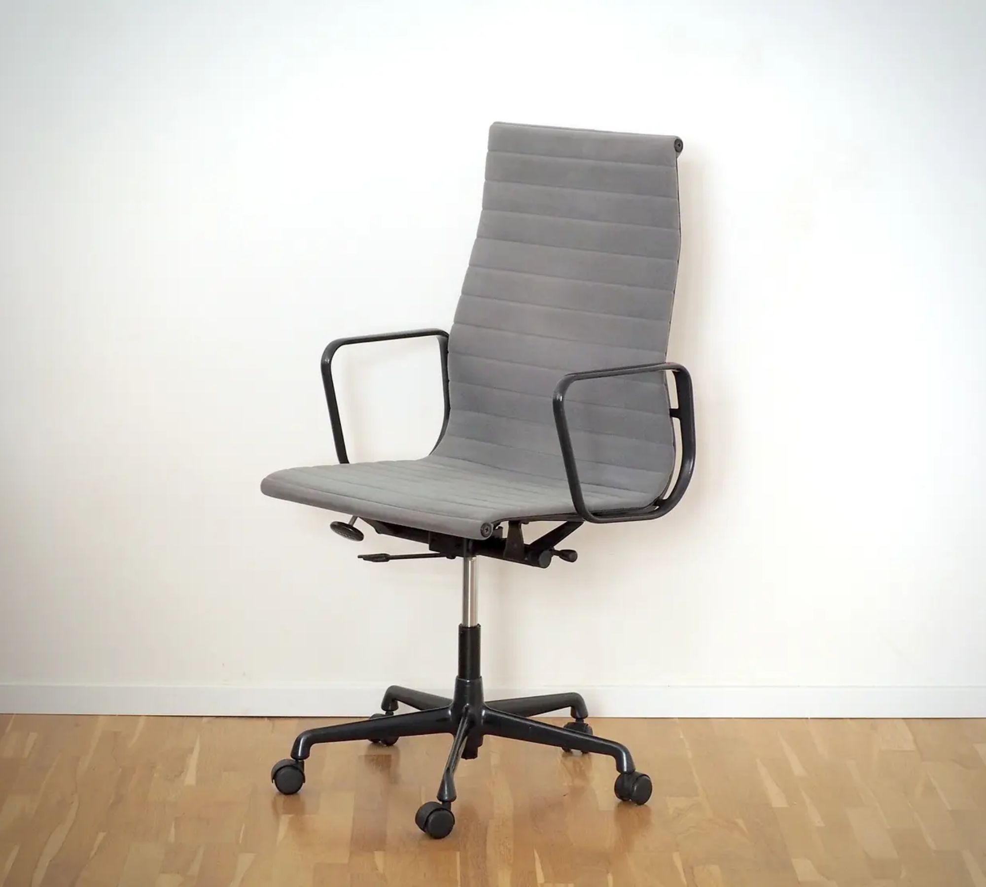 EA 119 Aluminium Chair Cosy Grey