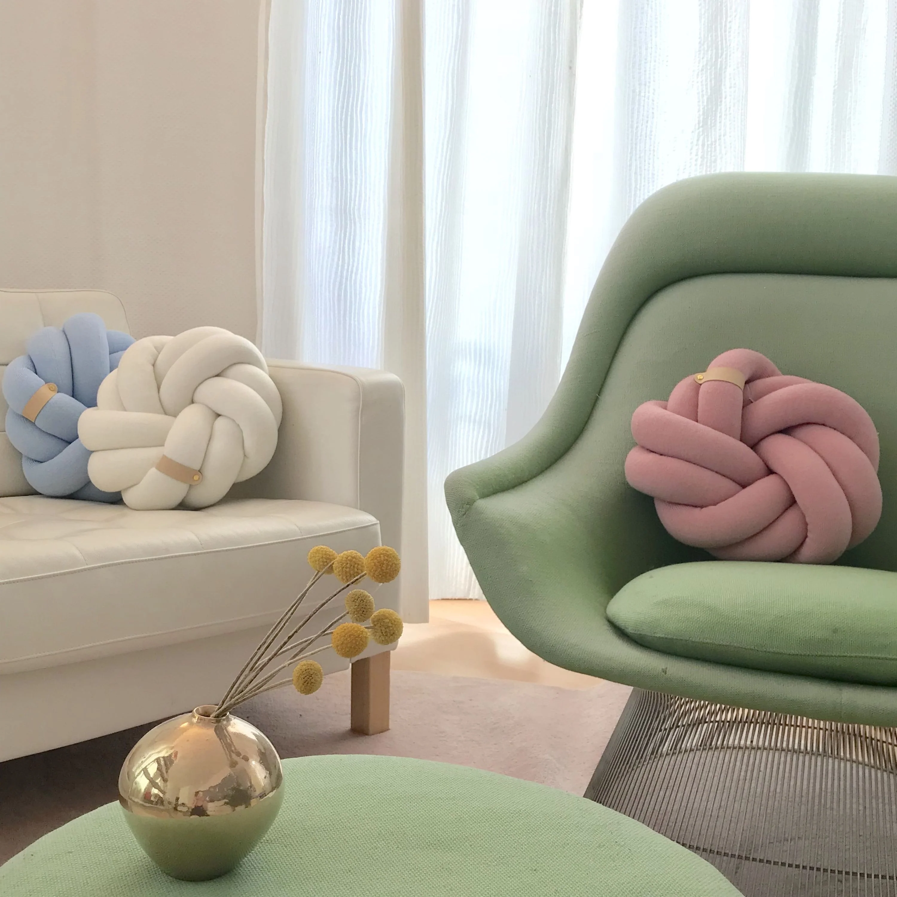 Knot cushion textile pink