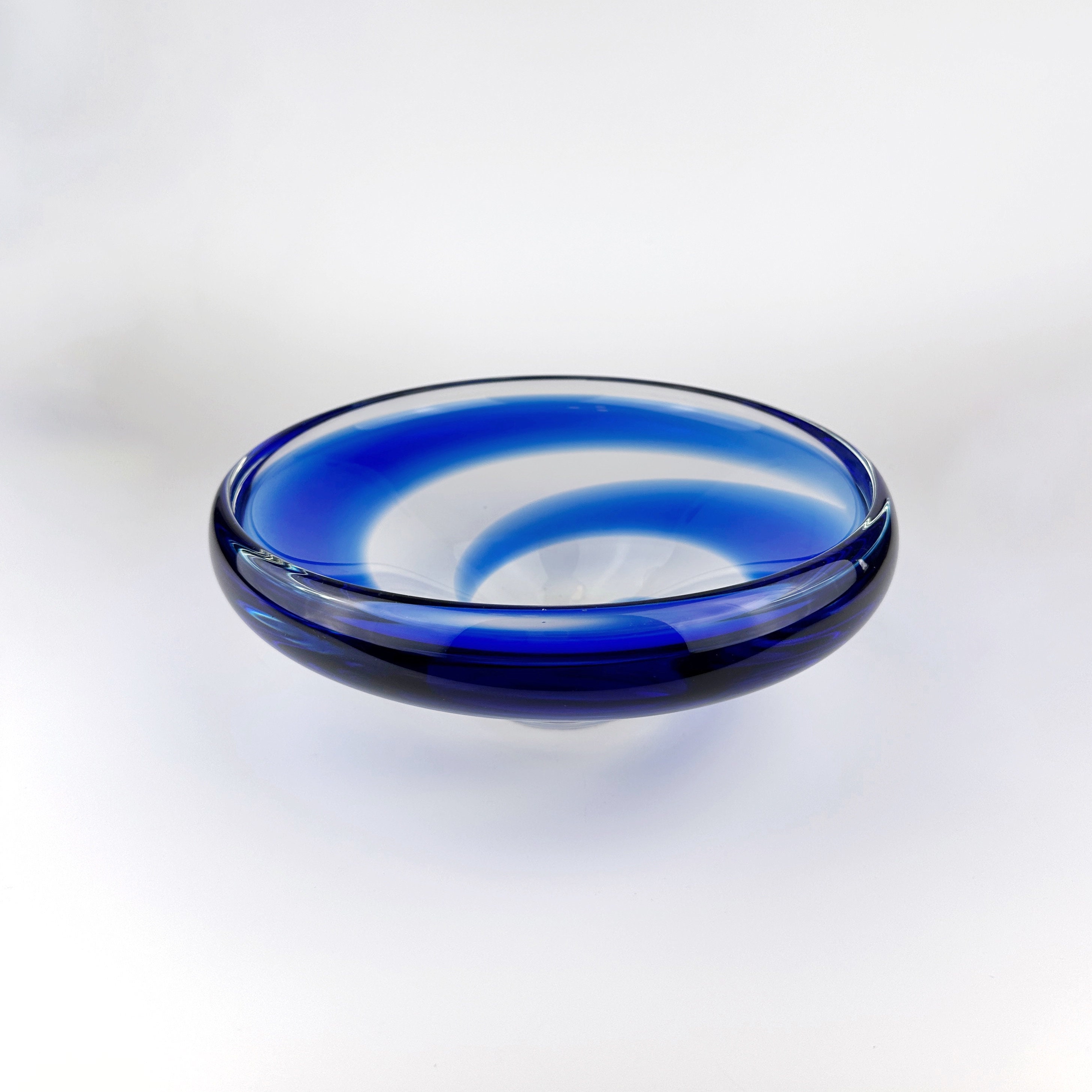 Ciotola vintage in vetro blu anni '50