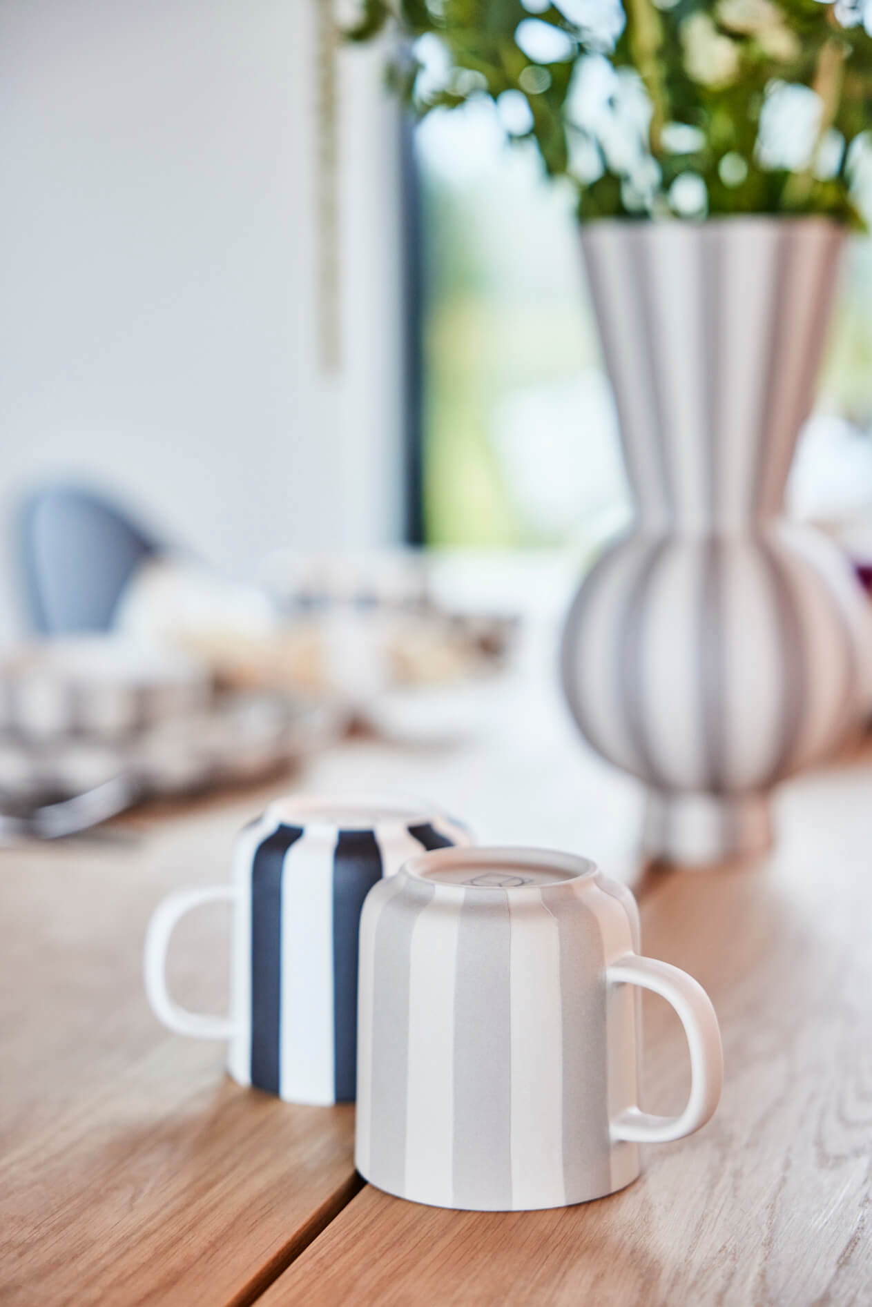 Toppu Becher Feinkeramik Schwarz Weiss