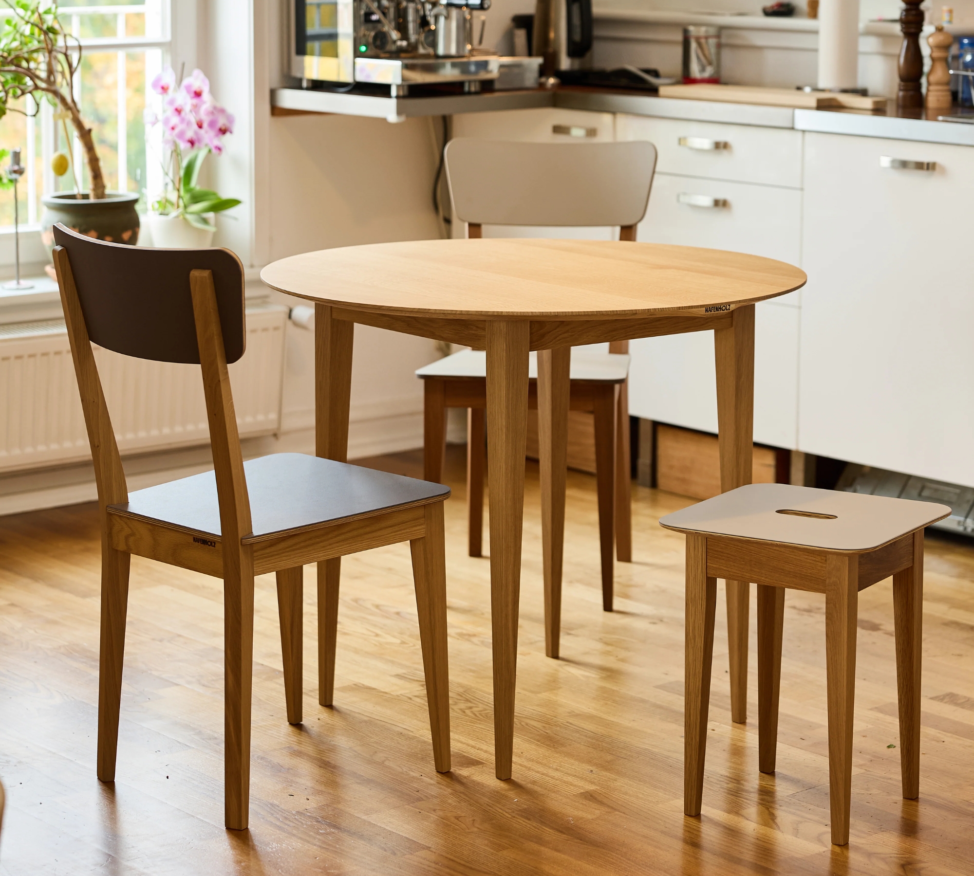 Beluga Table Oak wood 3-layer panel Brown Ø 90cm