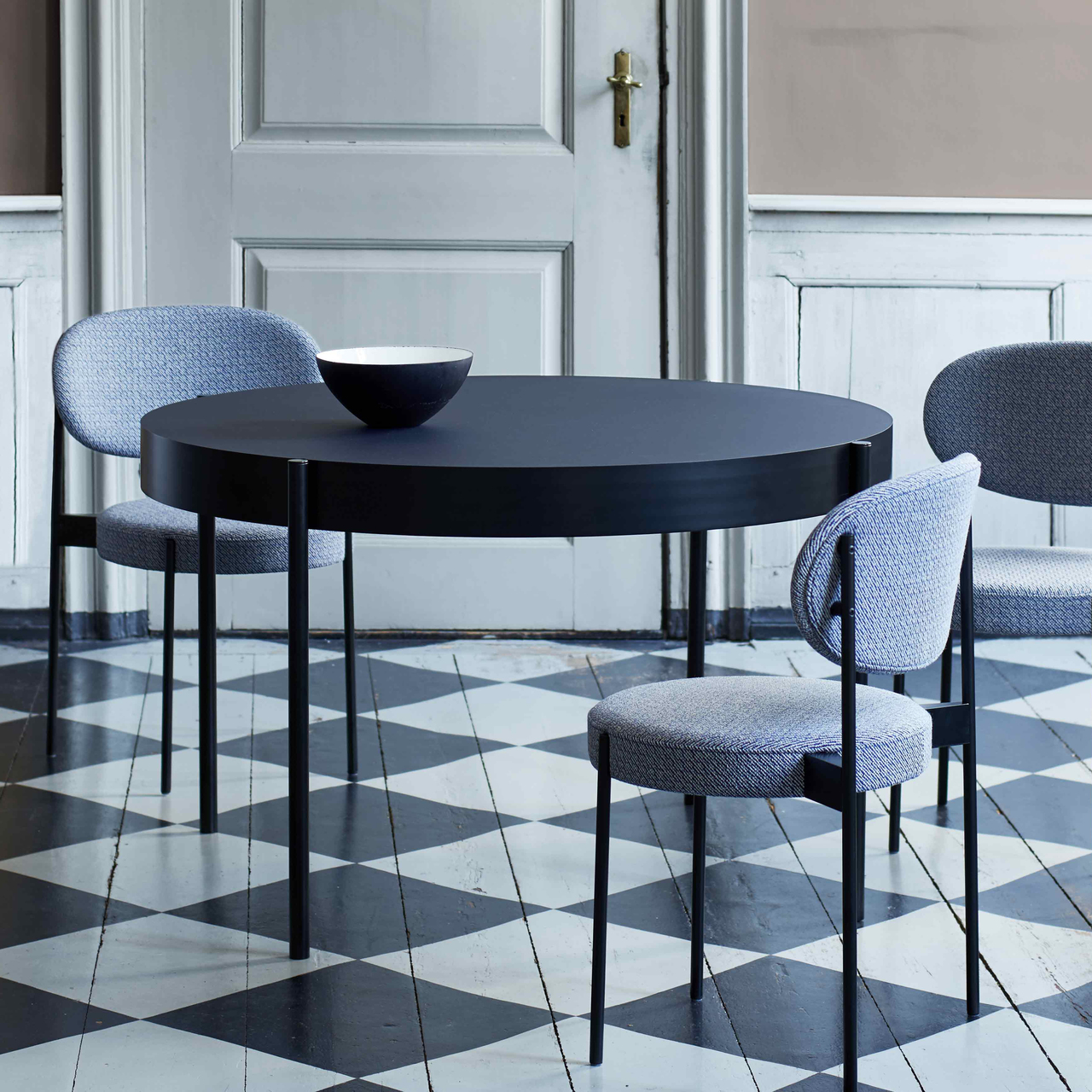 Series 430 Dining table Black Ø 160cm