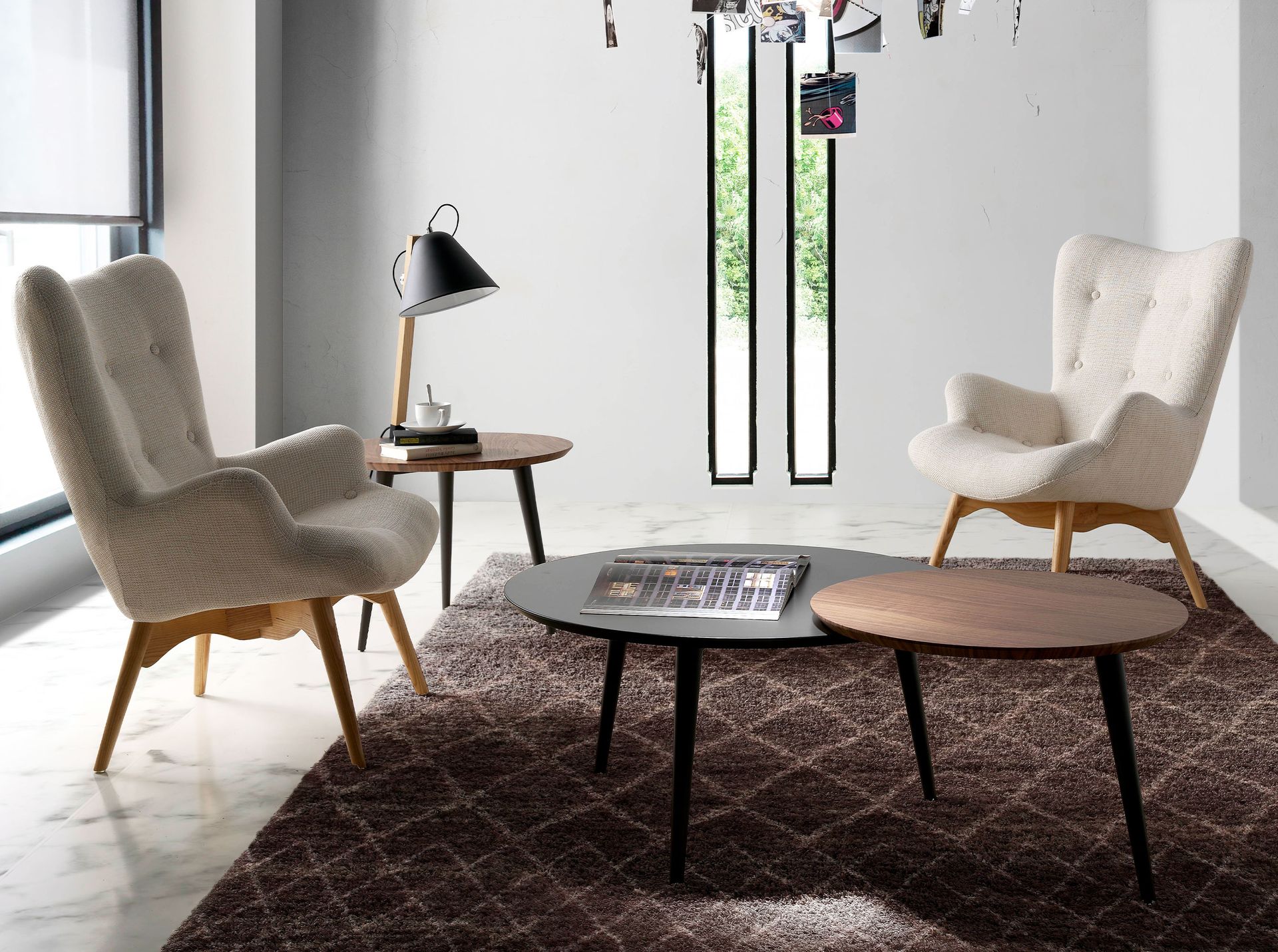 Poltrona con braccioli con gambe in legno di frassino tessuto beige