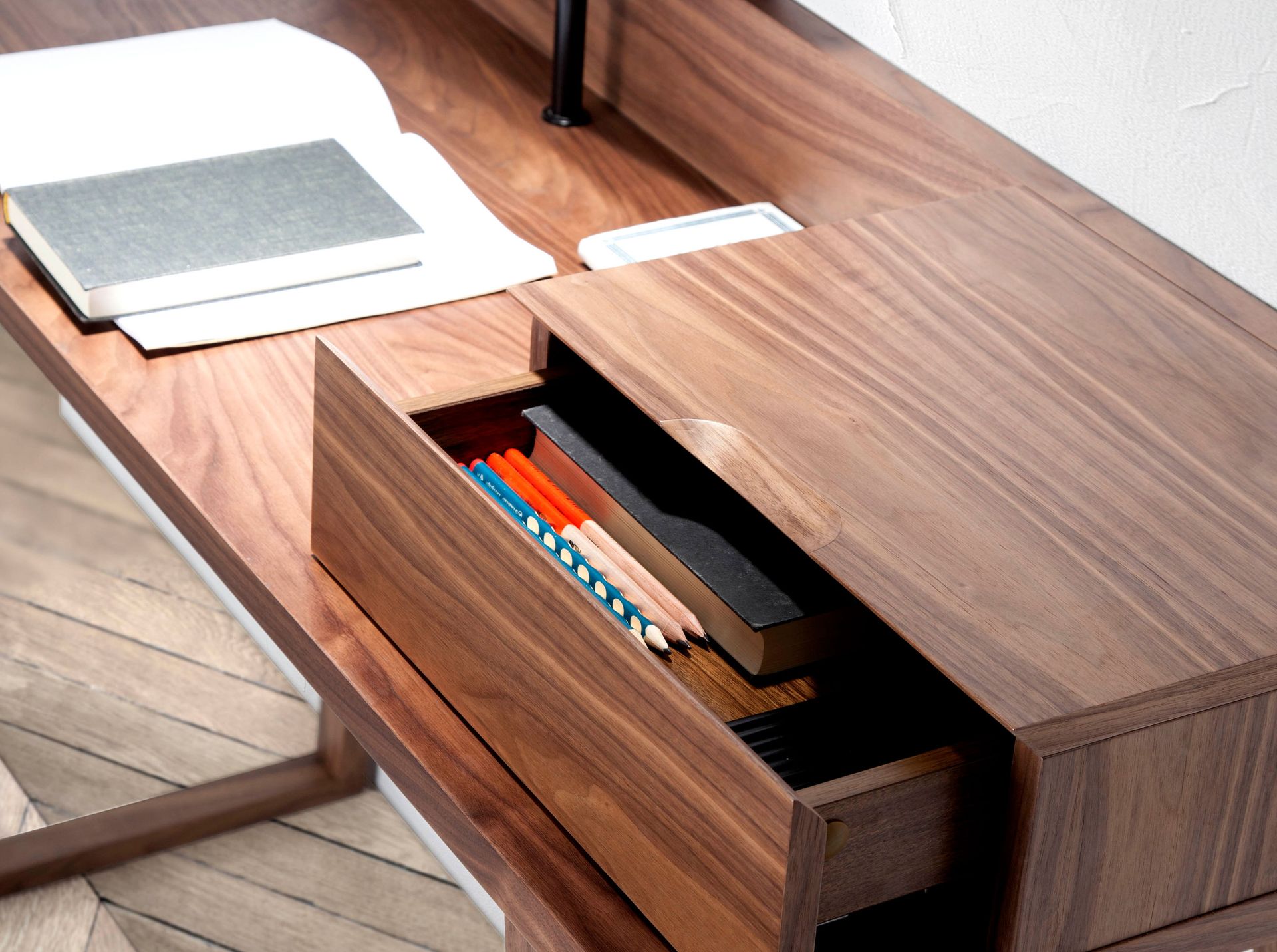 7000 Dressing table with mirror Walnut veneer