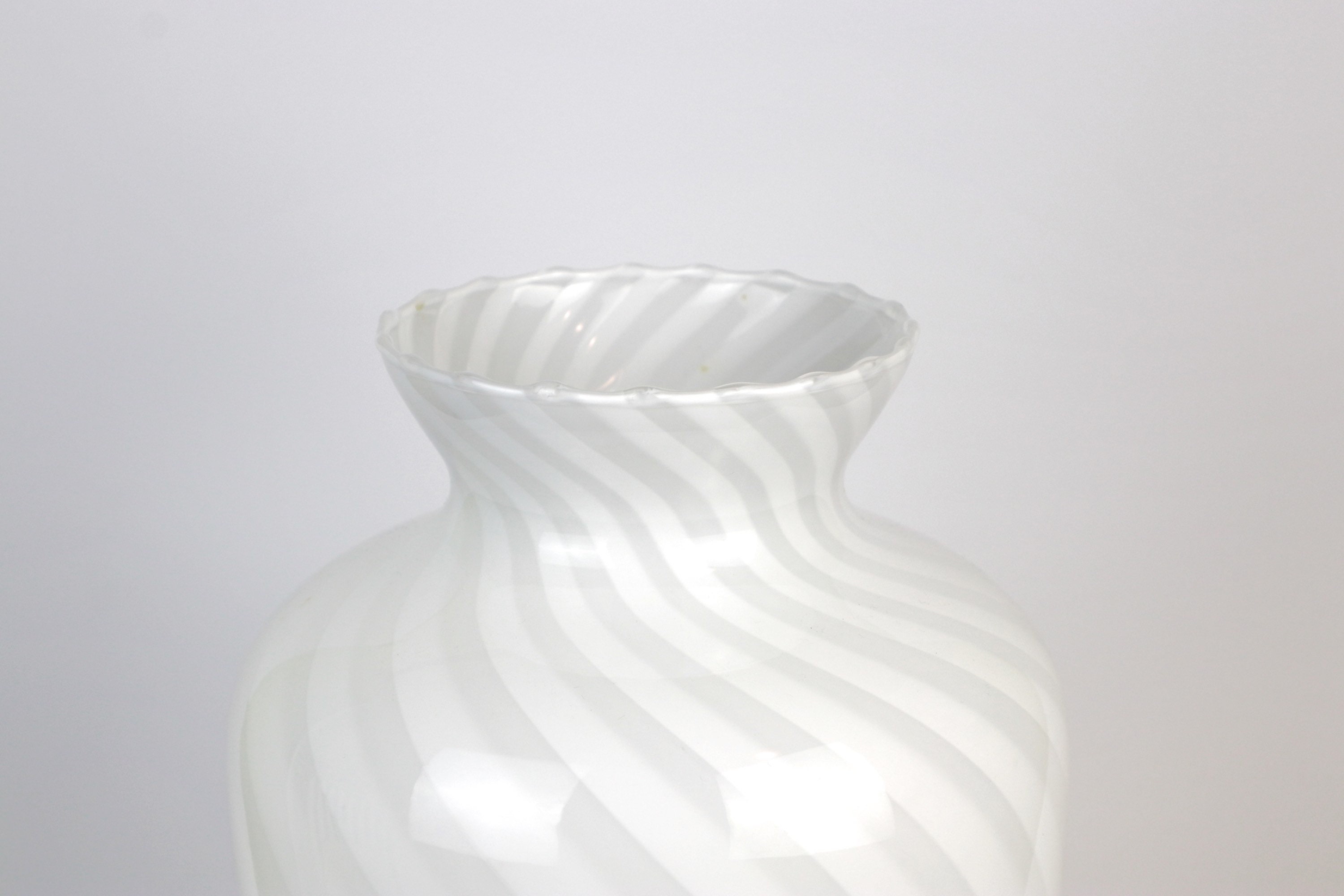 Vintage Swirl Vase Muranoglas Weiß 1950er Jahre