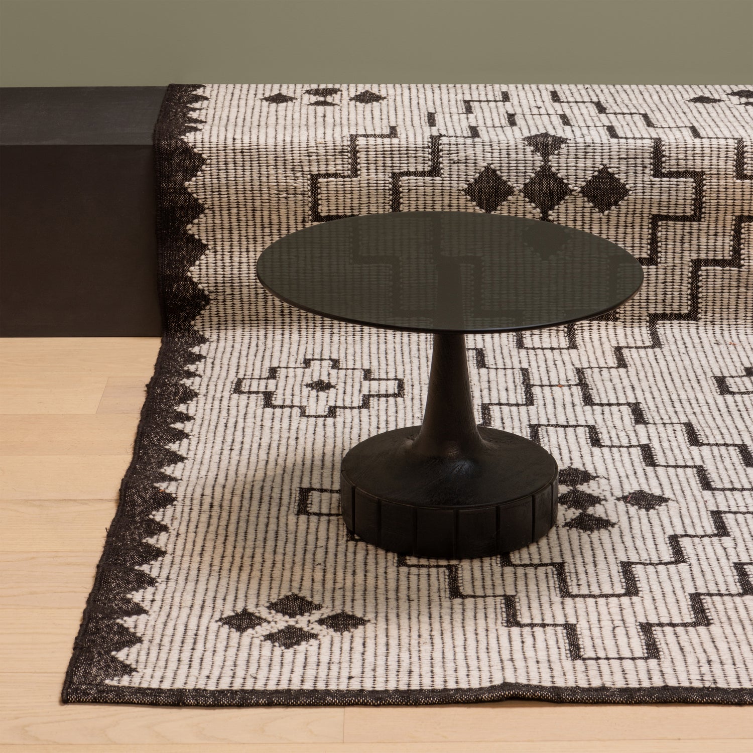 Soya Side Table Wood Glass Black