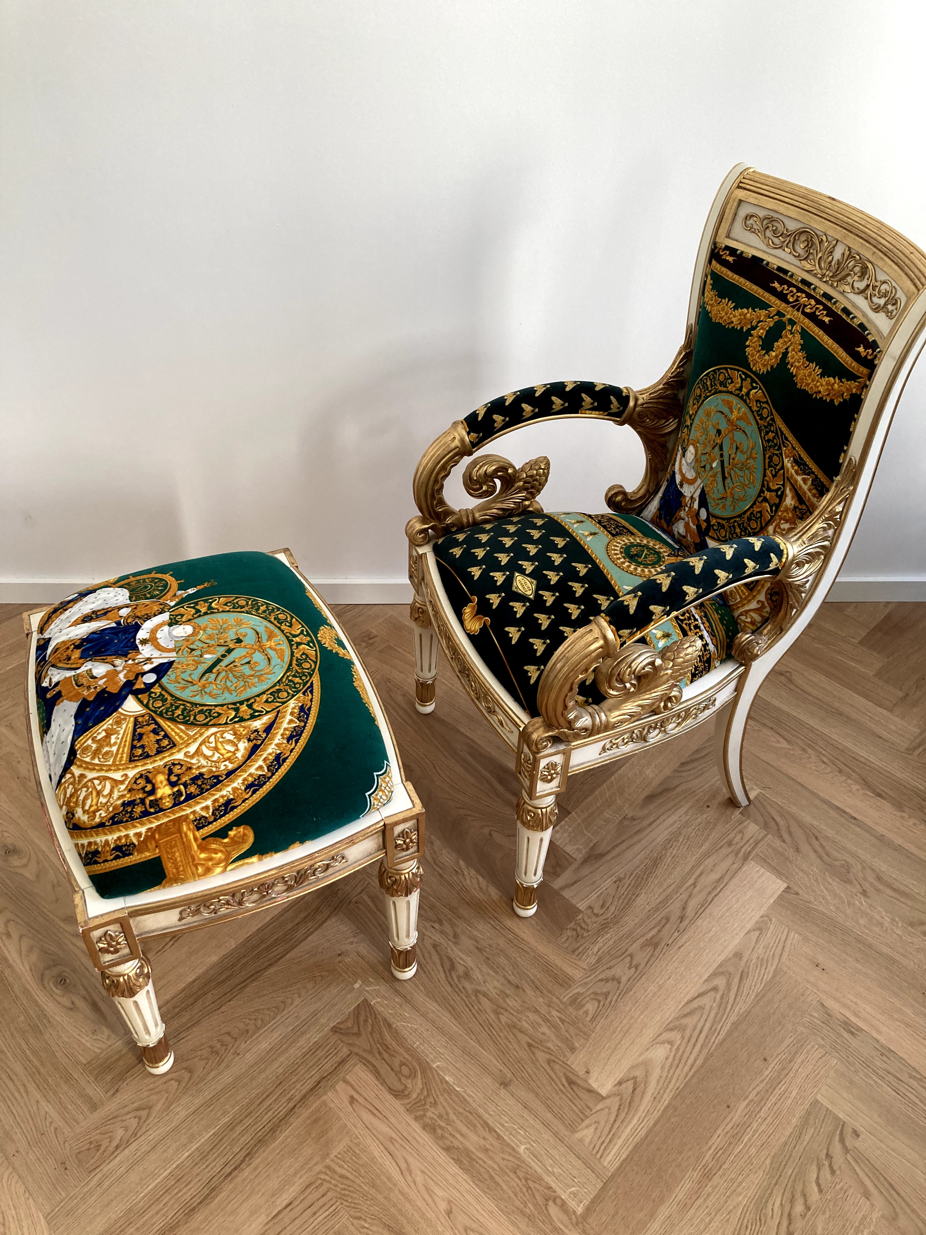 Vanitas Armlehnsessel mit Fußhocker