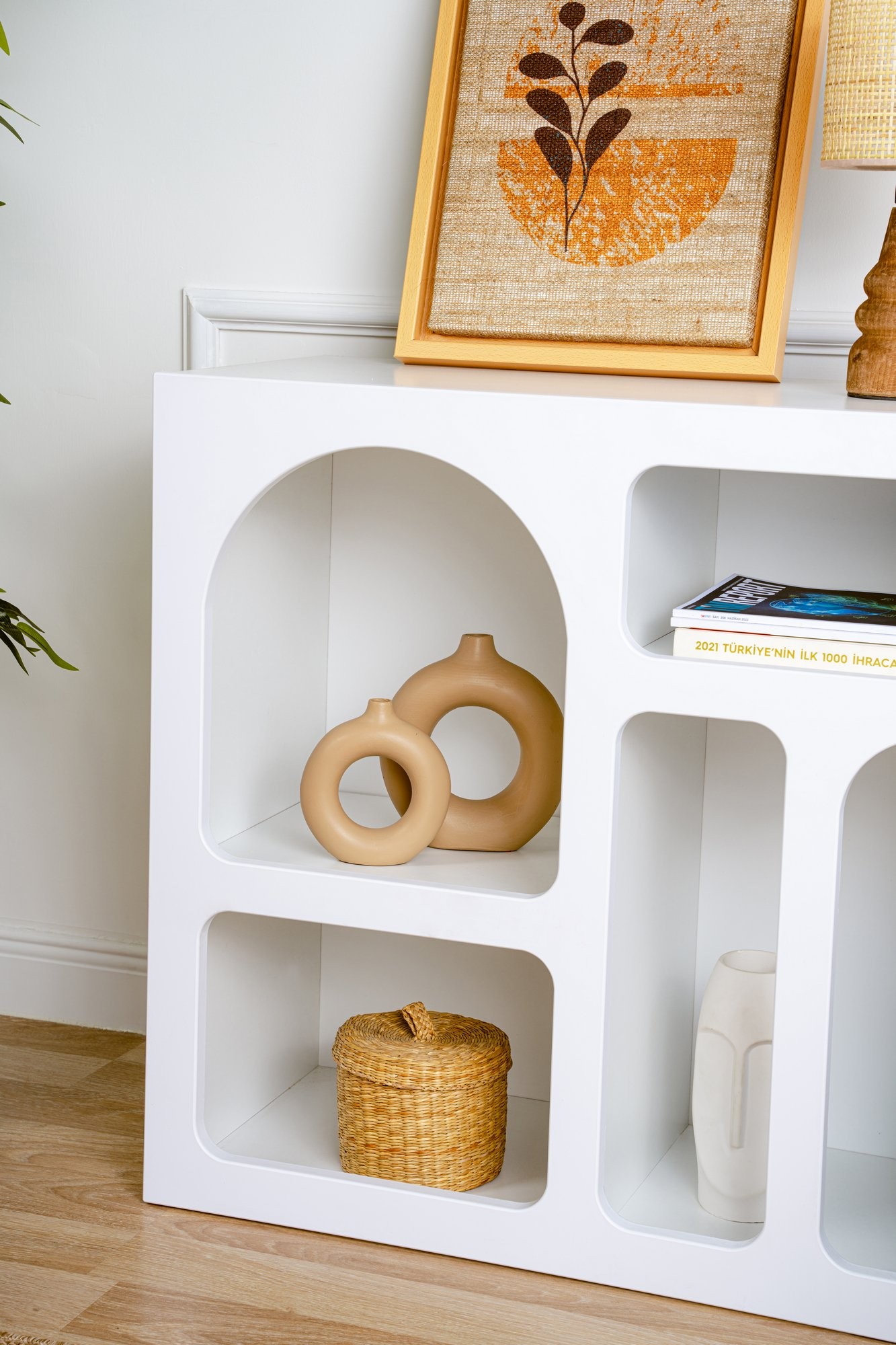 Lesa Console White