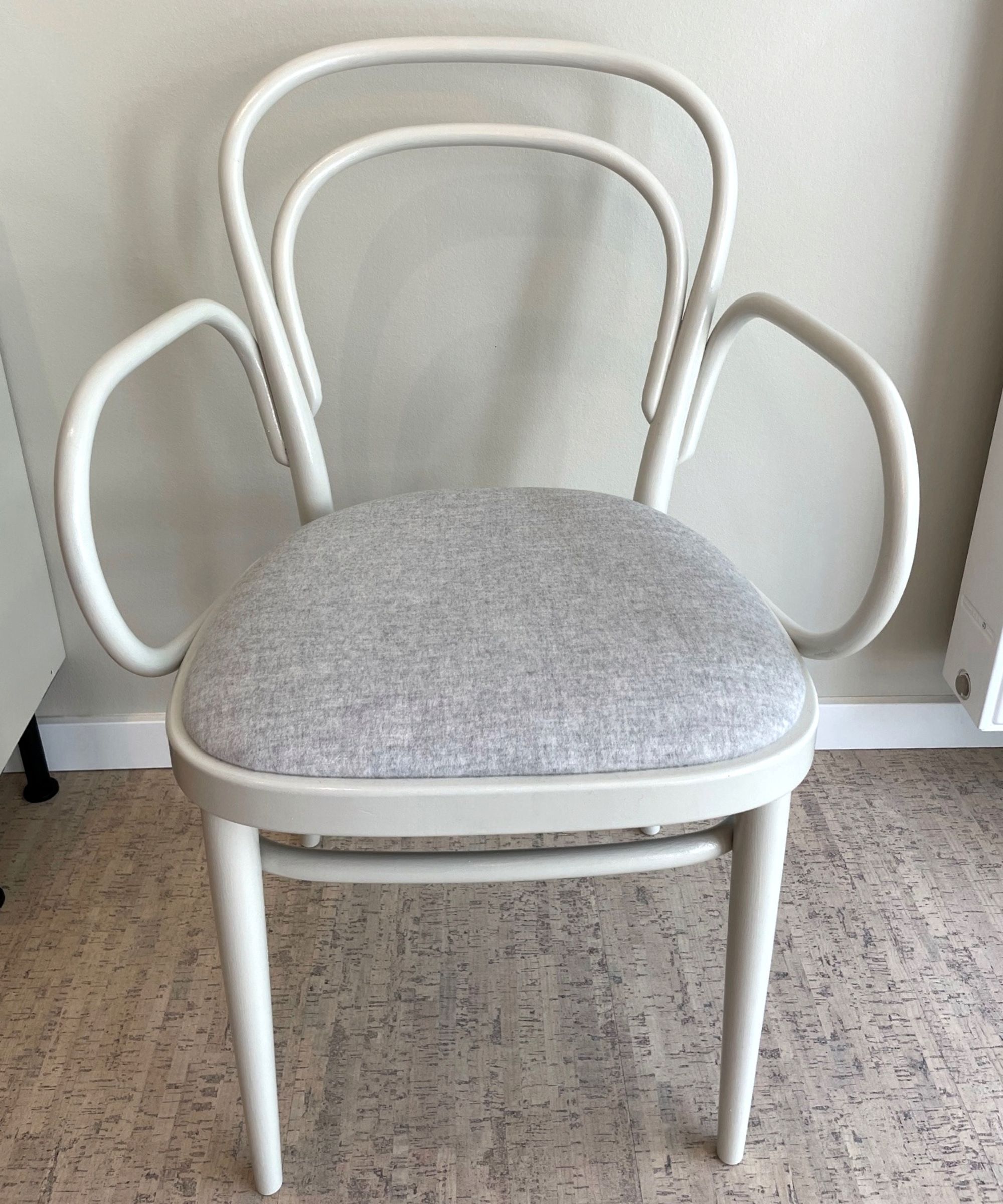 Aufgearbeiteter Thonet Stuhl 214 F helles Beige
