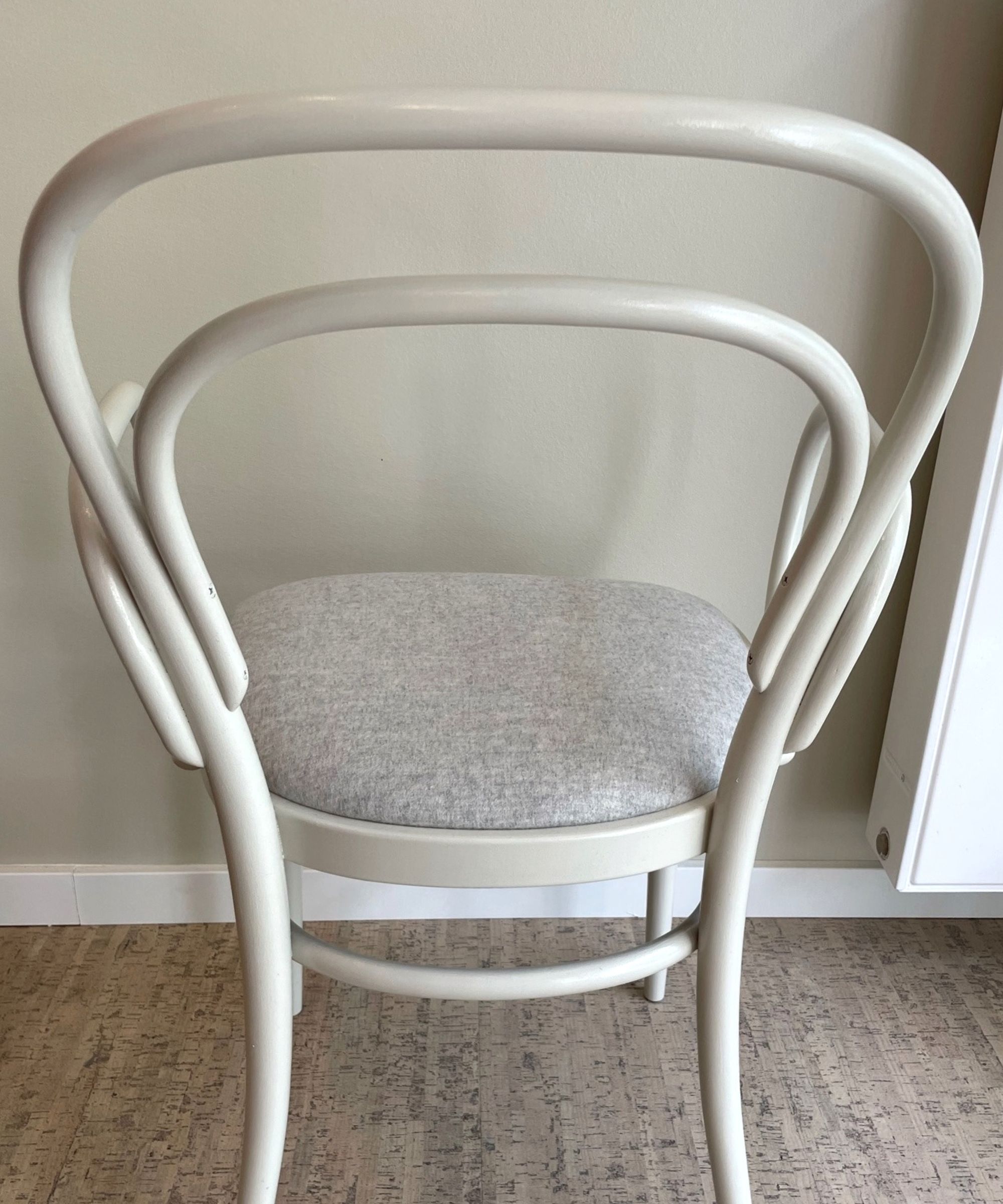 Aufgearbeiteter Thonet Stuhl 214 F helles Beige