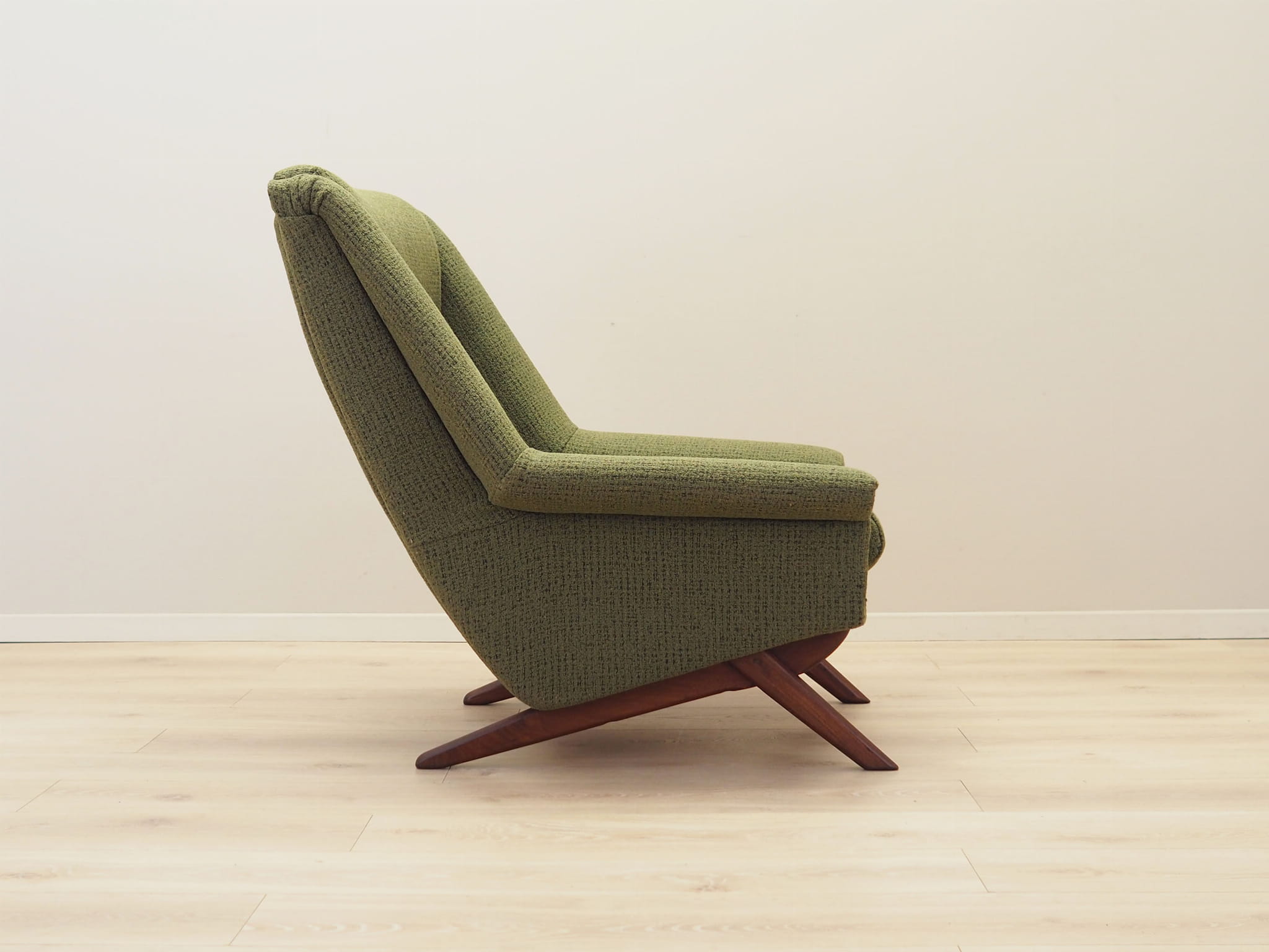 The only German parts of the text translate to:Armchair Green 1970s