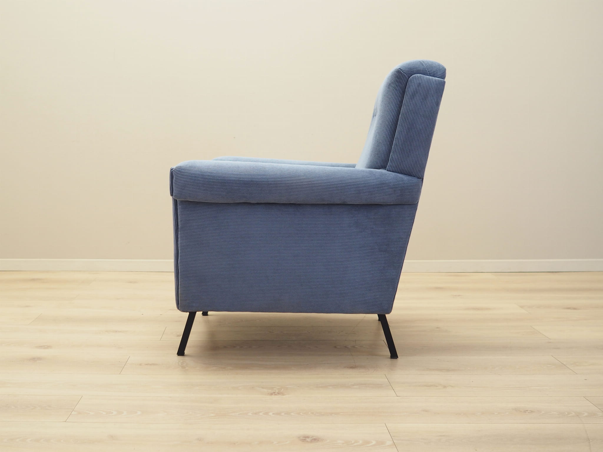 Poltrona con braccioli blu anni '70