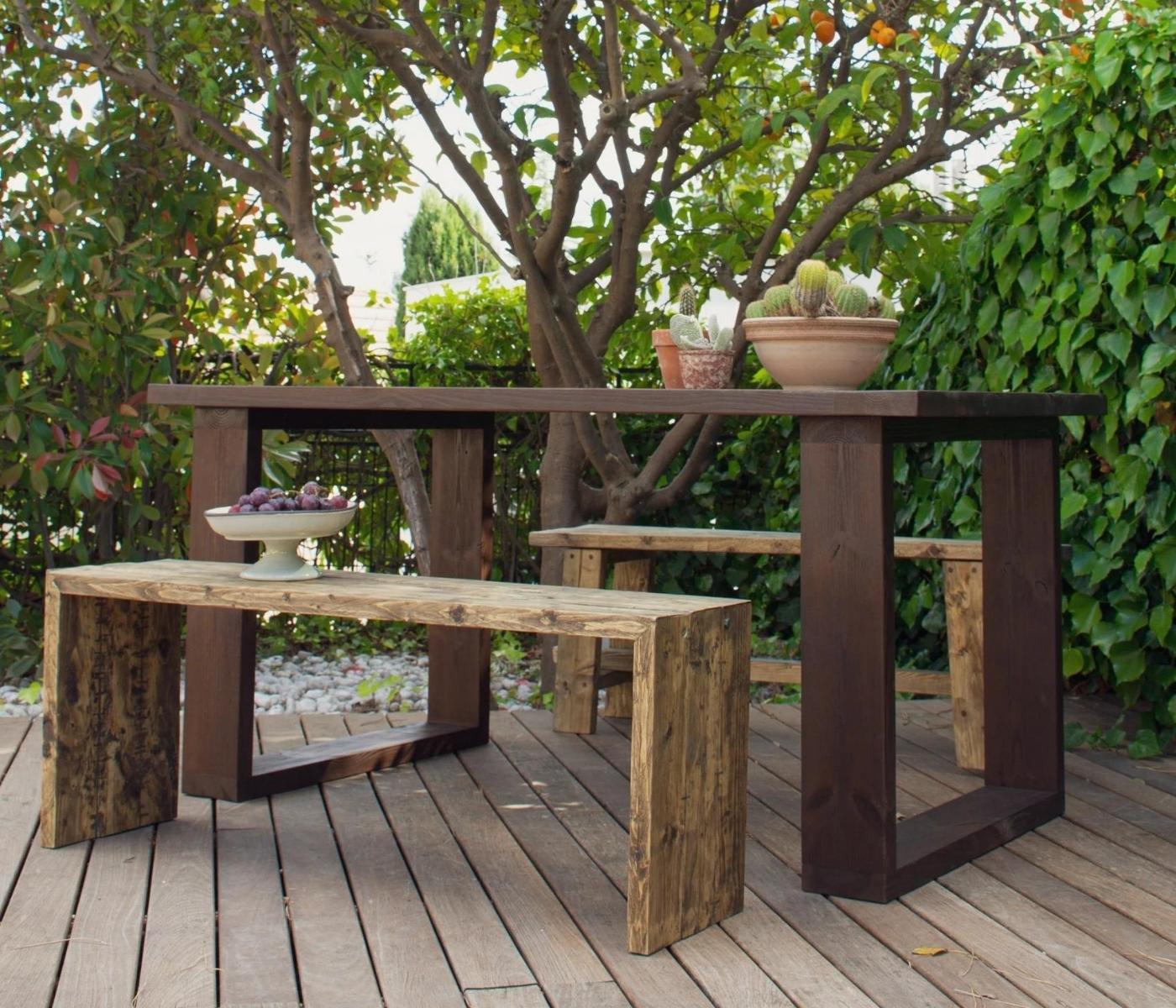 Outdoor-Tisch aus Vollholz