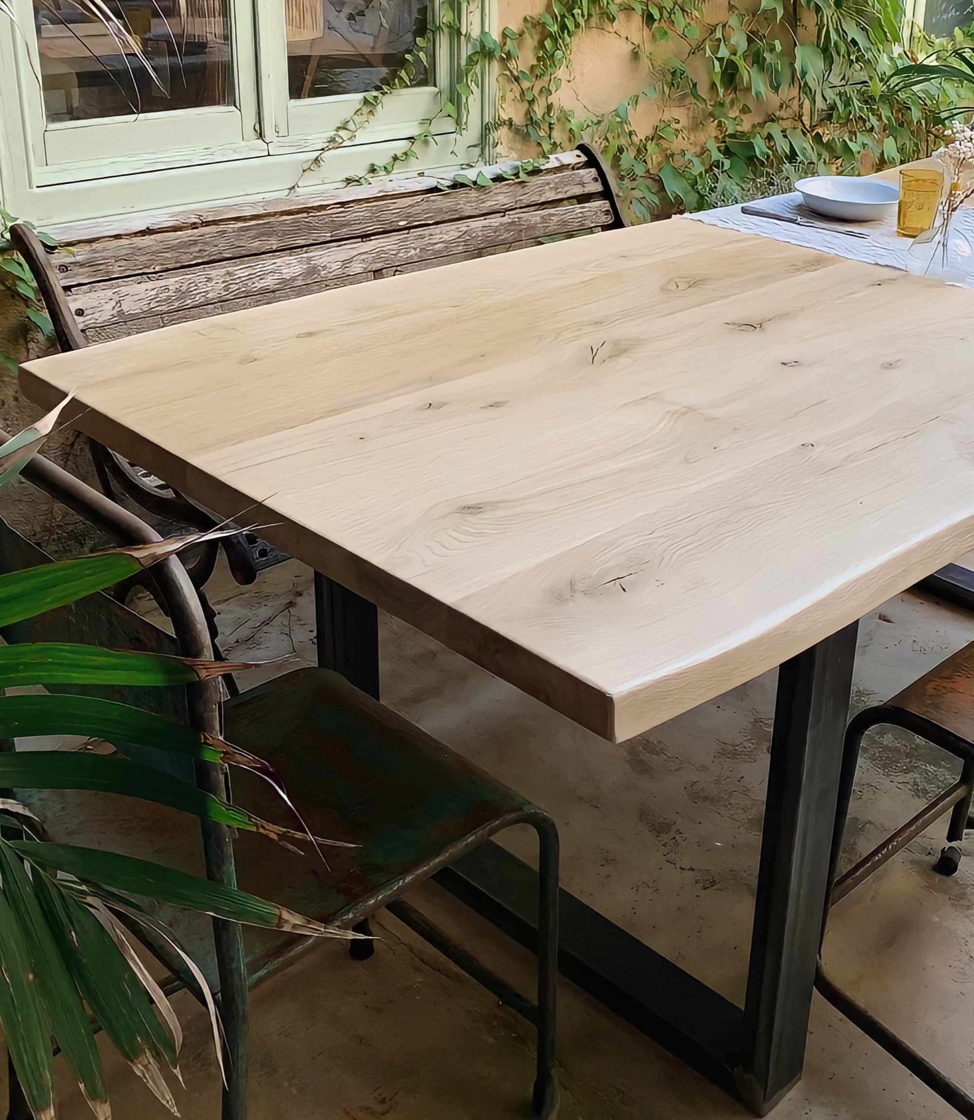 Robuster Eichenholztisch mit Metallgestell 180cm