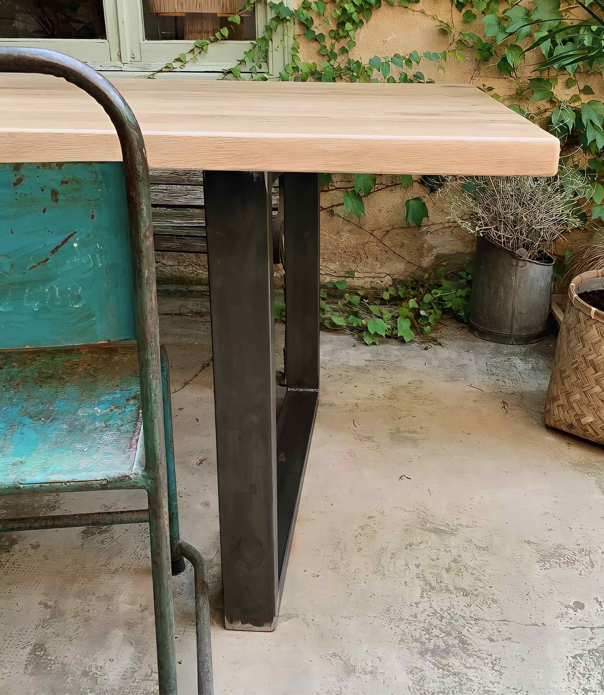 Robuster Eichenholztisch mit Metallgestell 180cm
