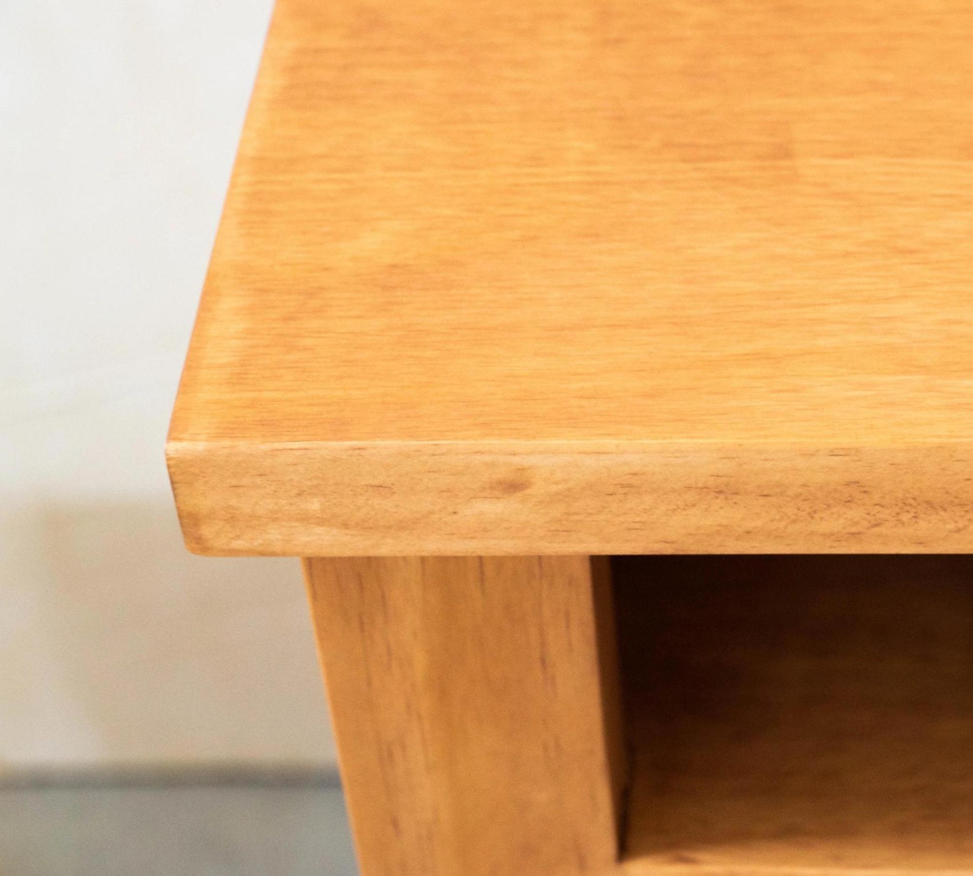 Handgefertigter Schreibtisch aus Kiefernholz
