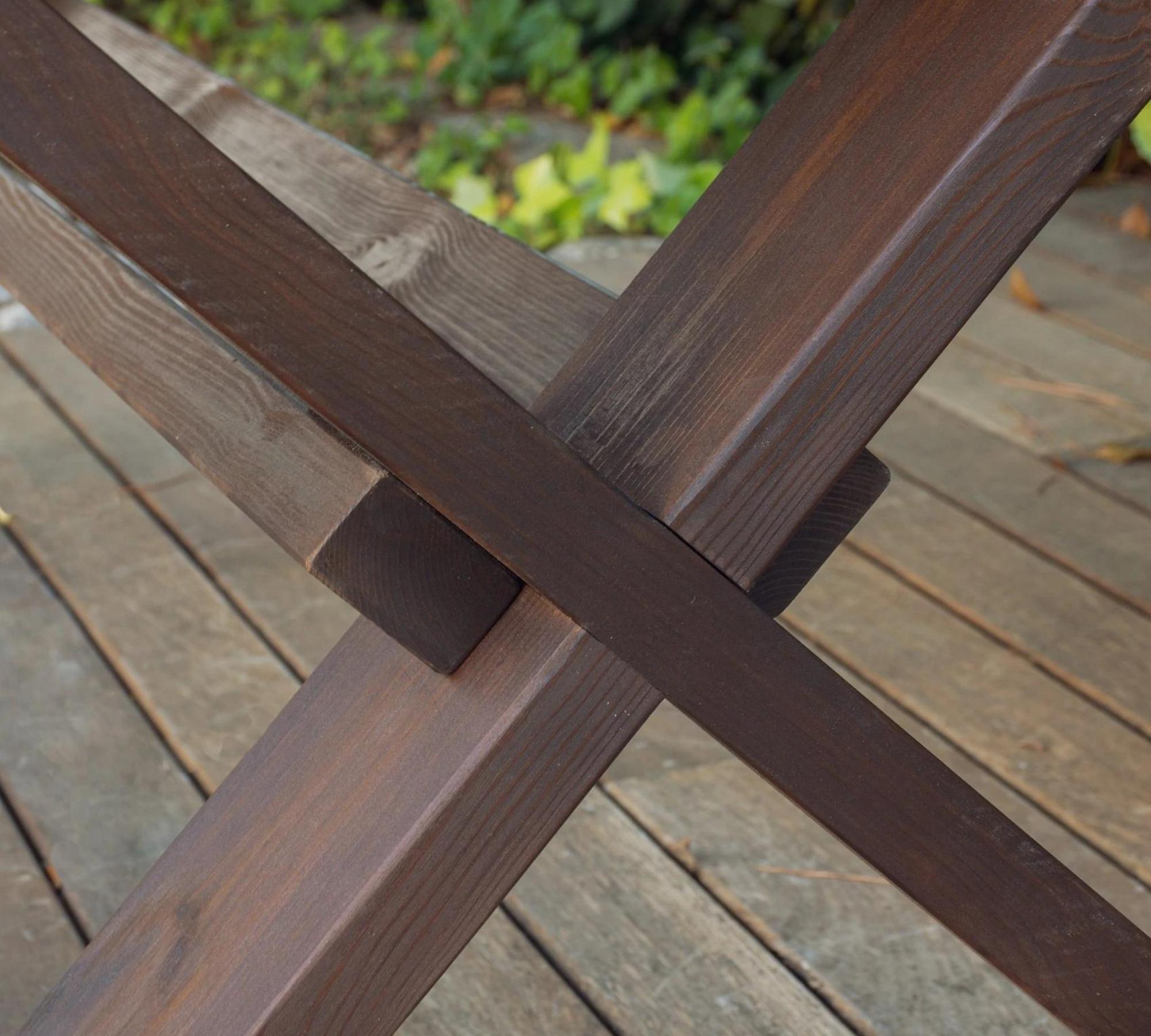Gartentisch aus massivem Pinienholz  