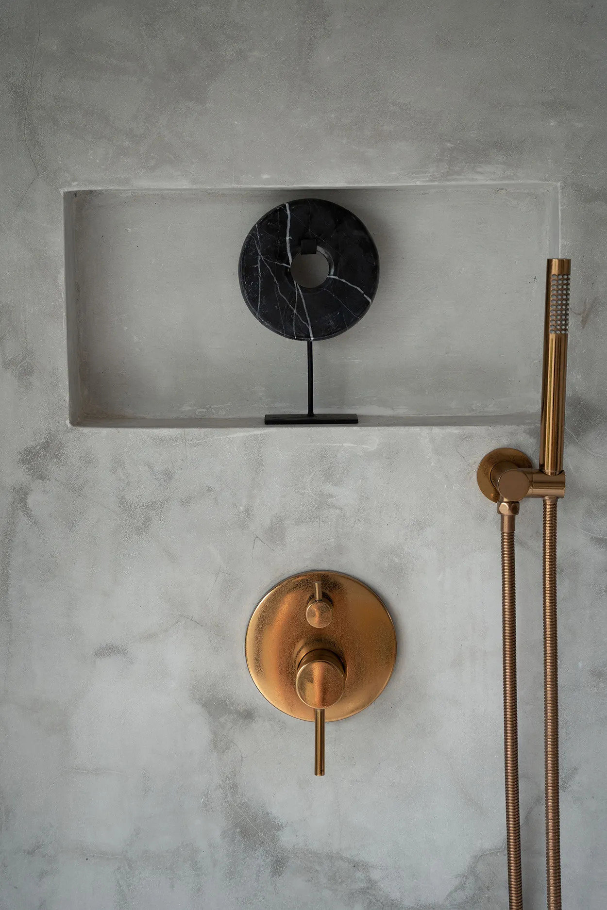 Plate on stand, black marble