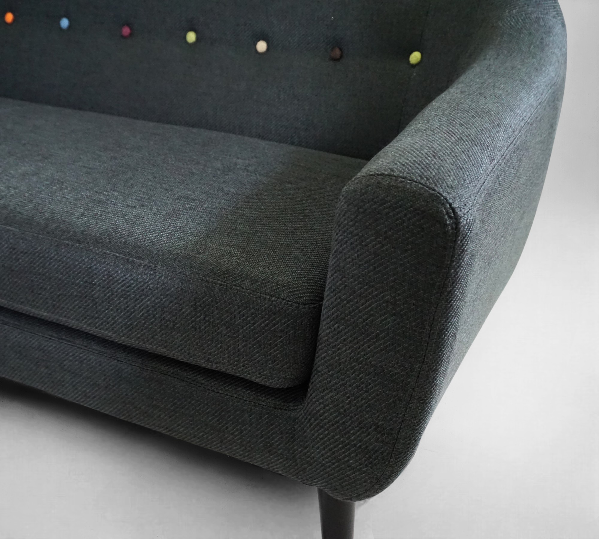 Ritchie Sofa 3-Sitzer Textil Anthrazit Farbige Knöpfe