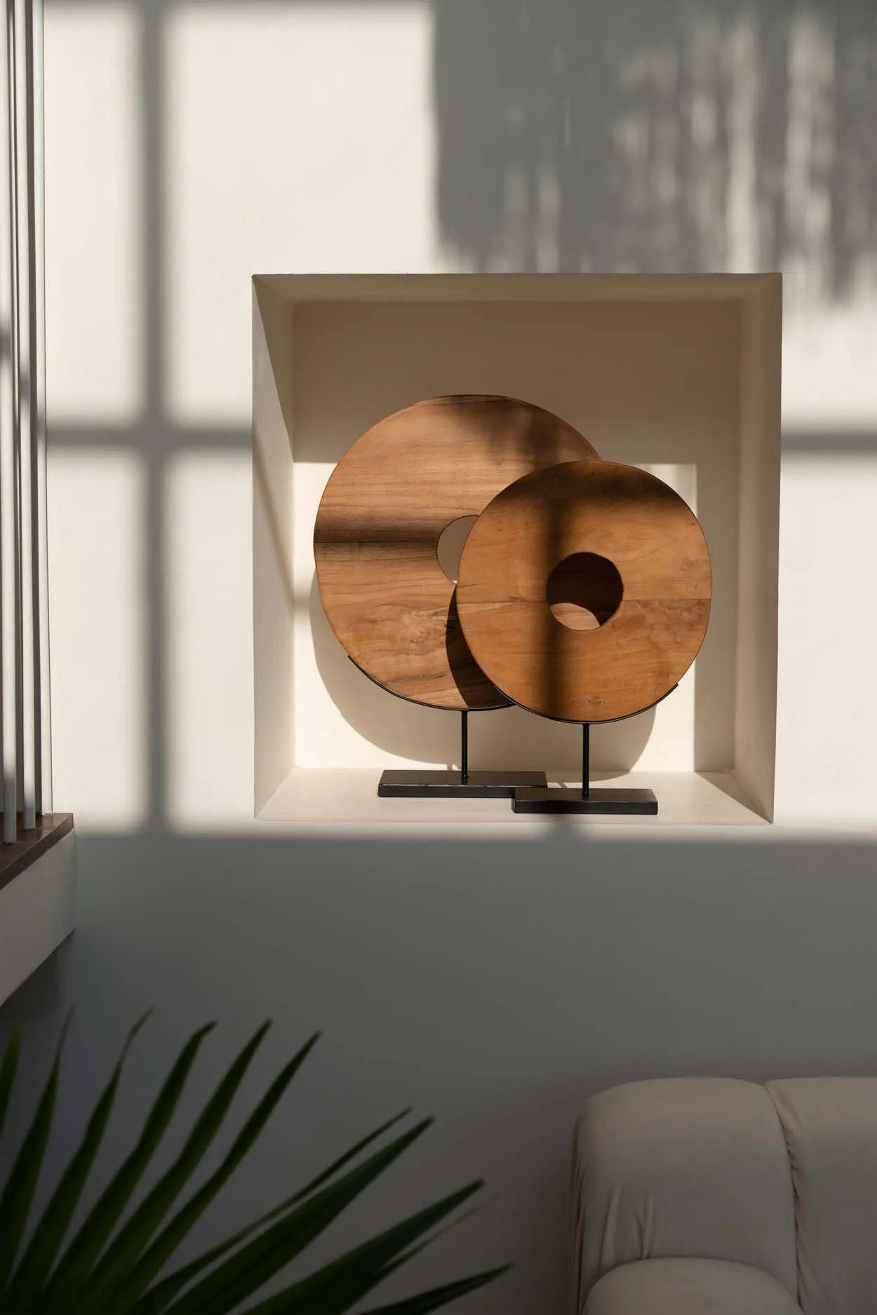 Plate on stand Teak brown