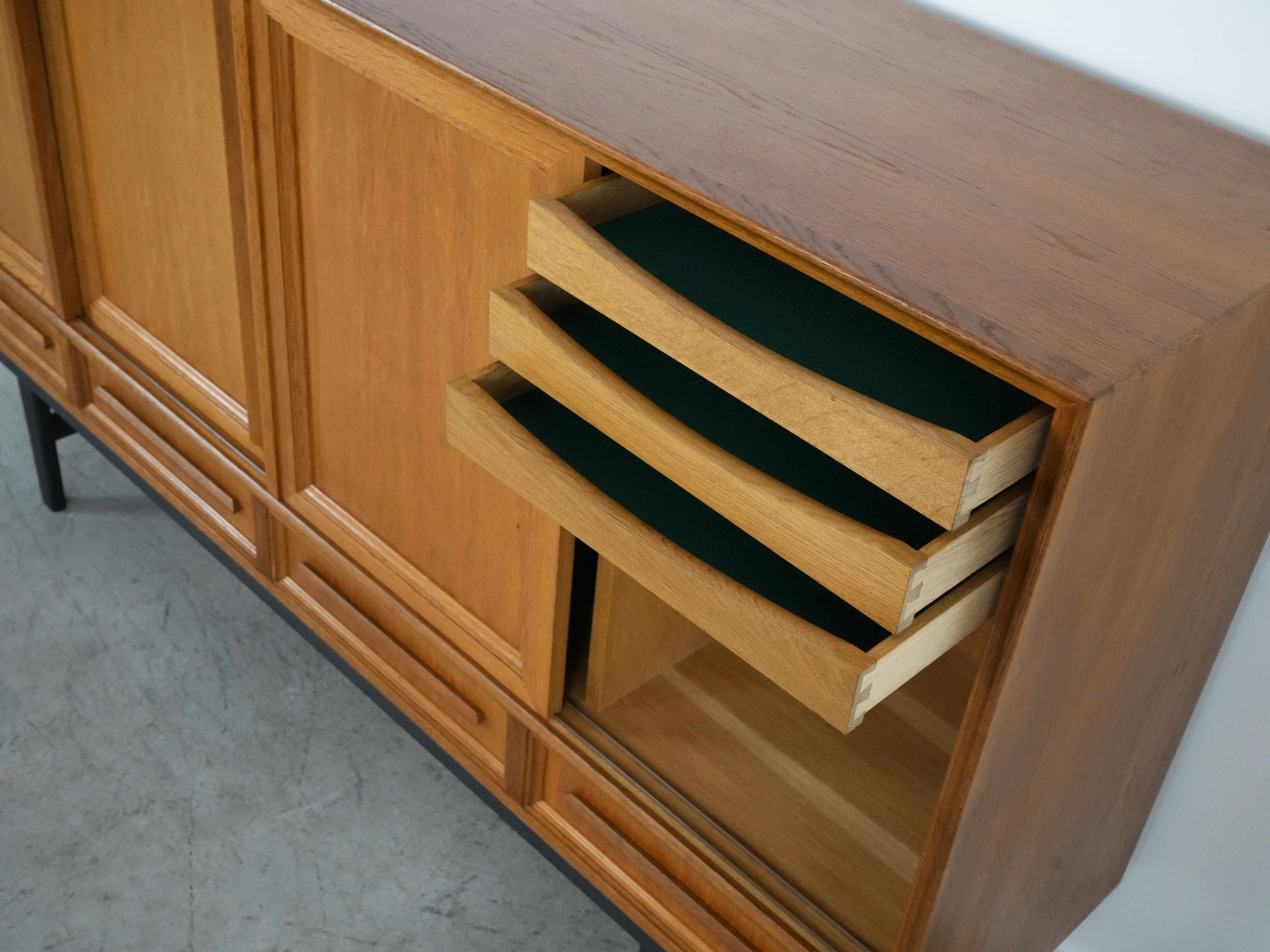 Highboard in rovere anni '60