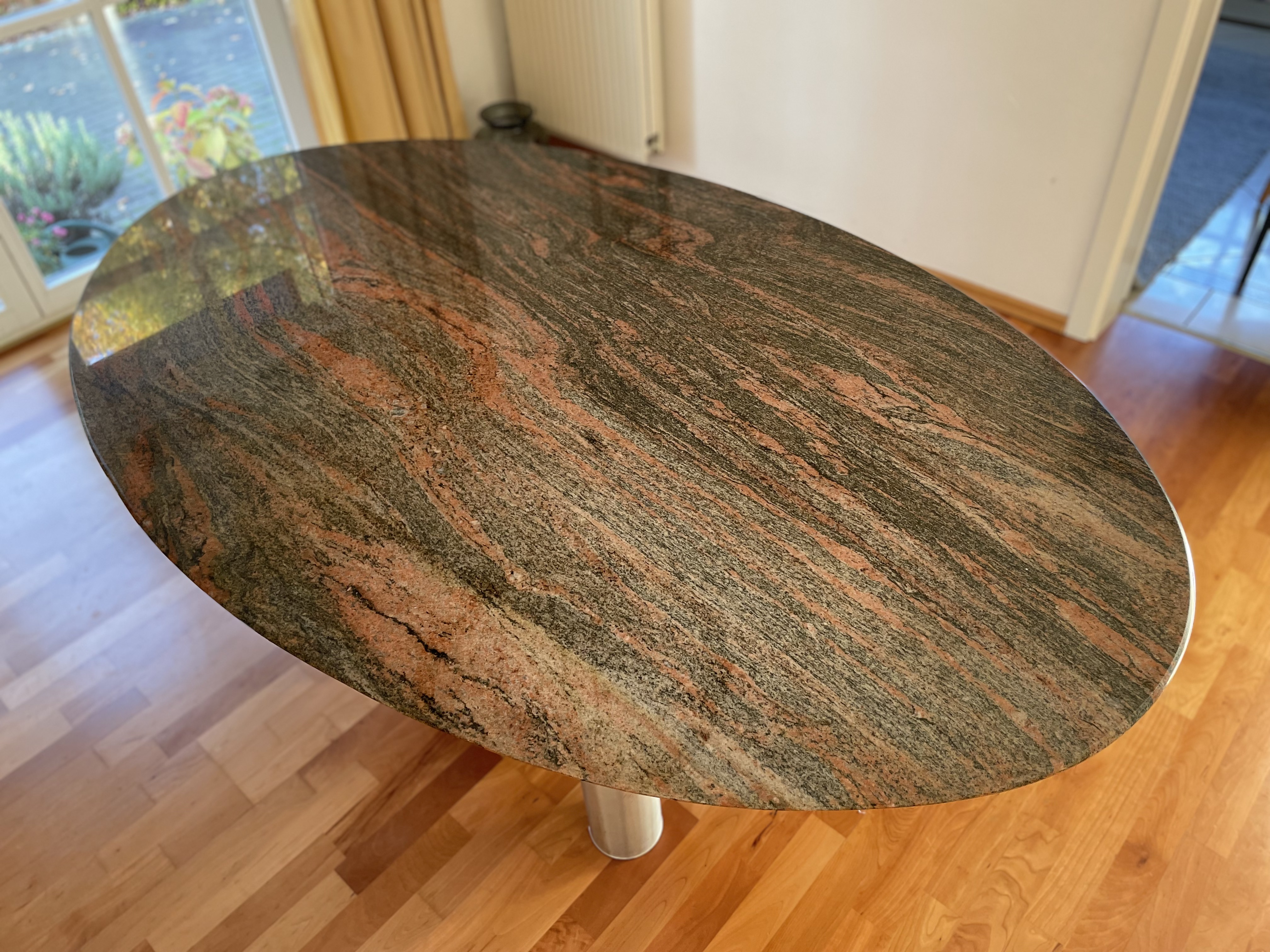 Esstisch mit ovaler Granitplatte