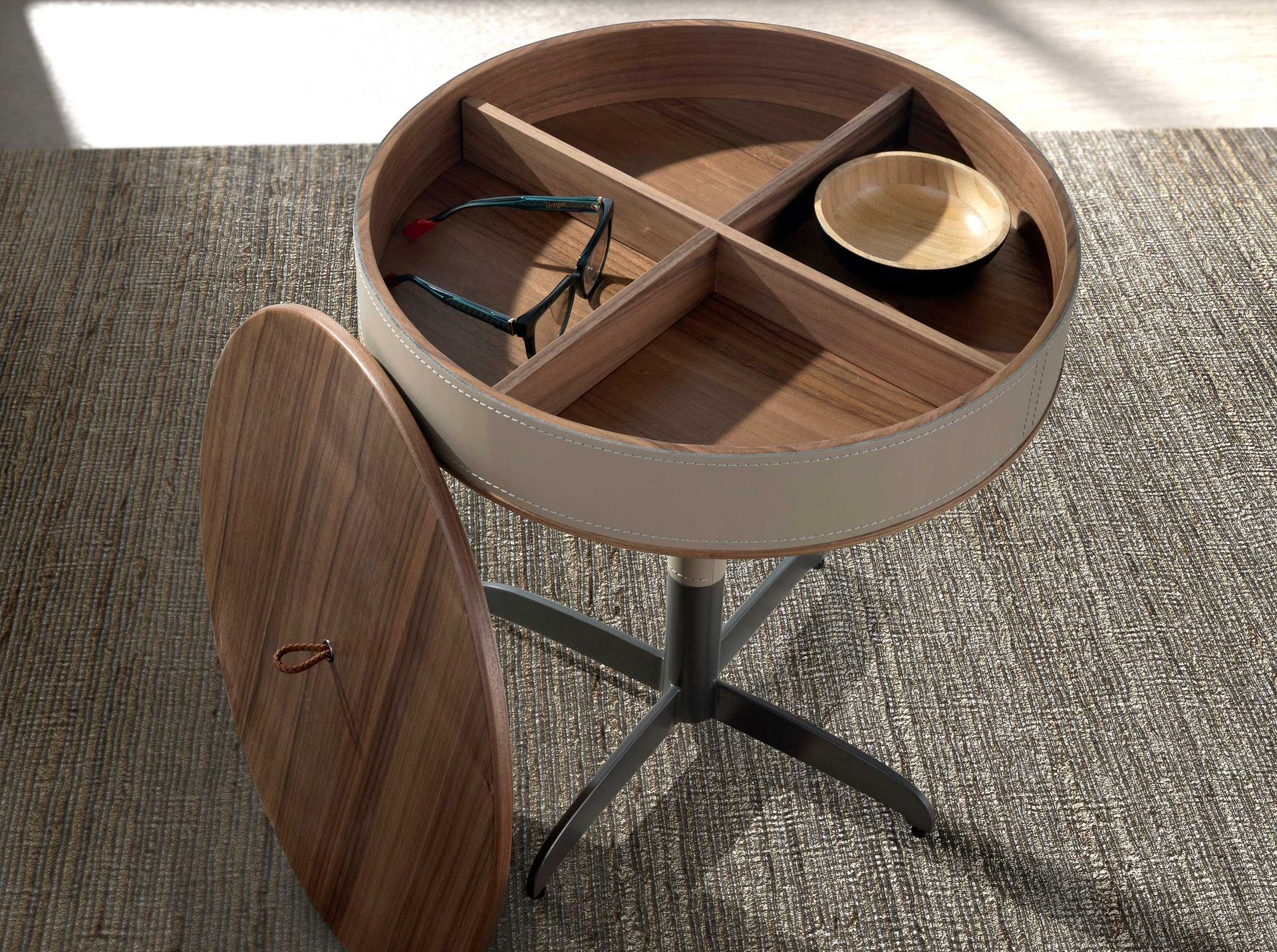 Round side table
Leather steel