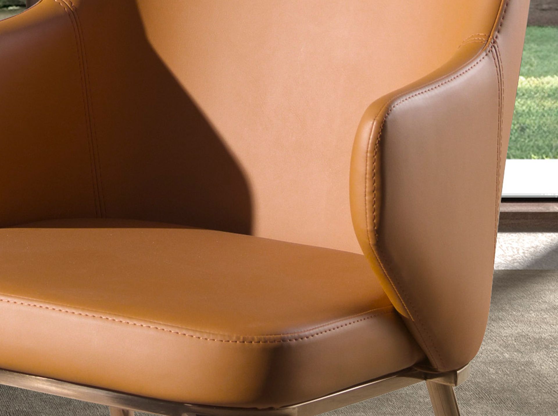 Sedia con braccioli ecopelle marrone