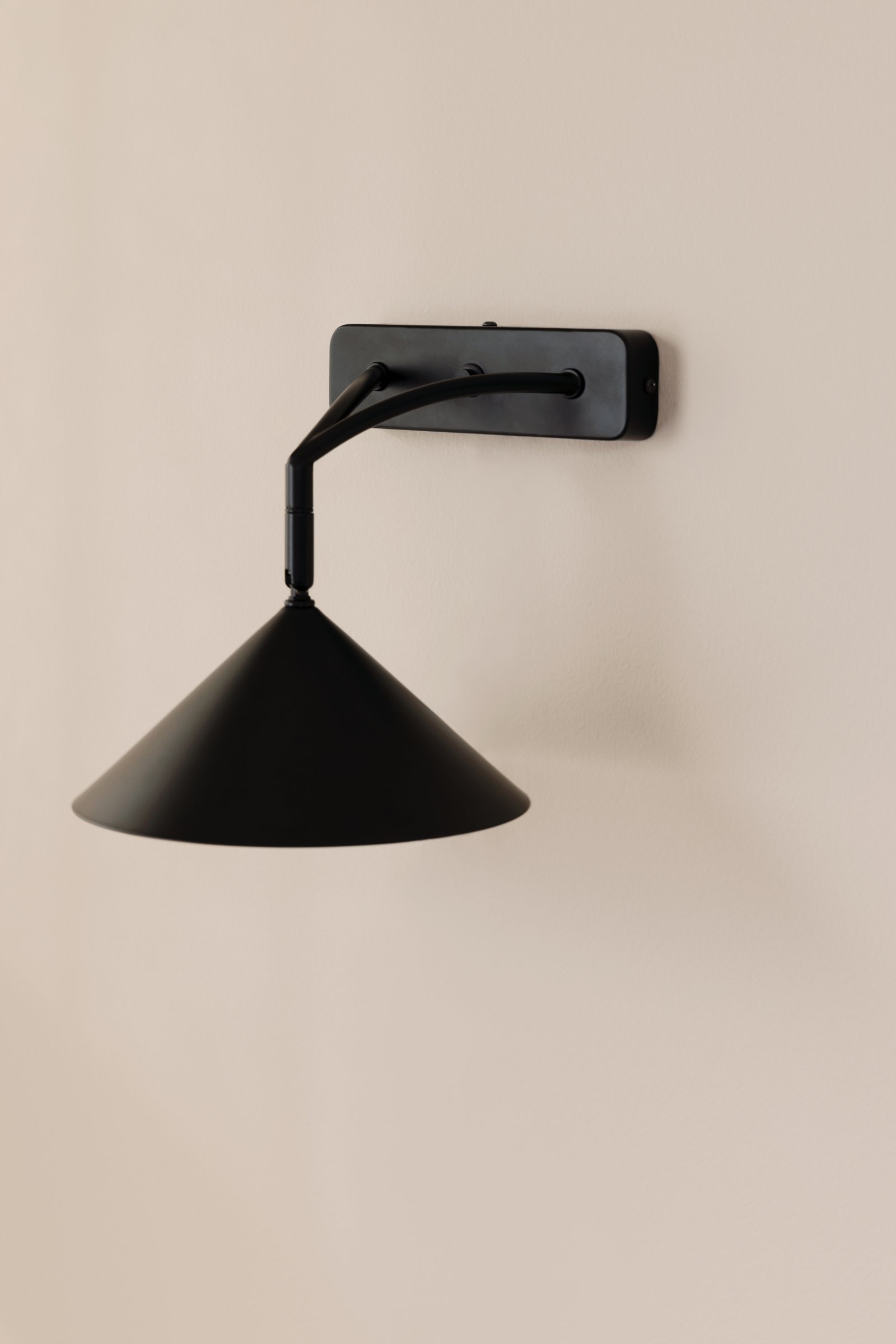Curve Wall Lamp Black