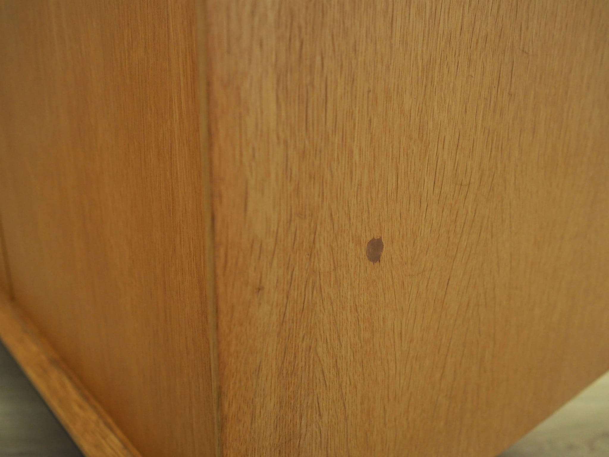 Armadio vintage in legno beige anni '70