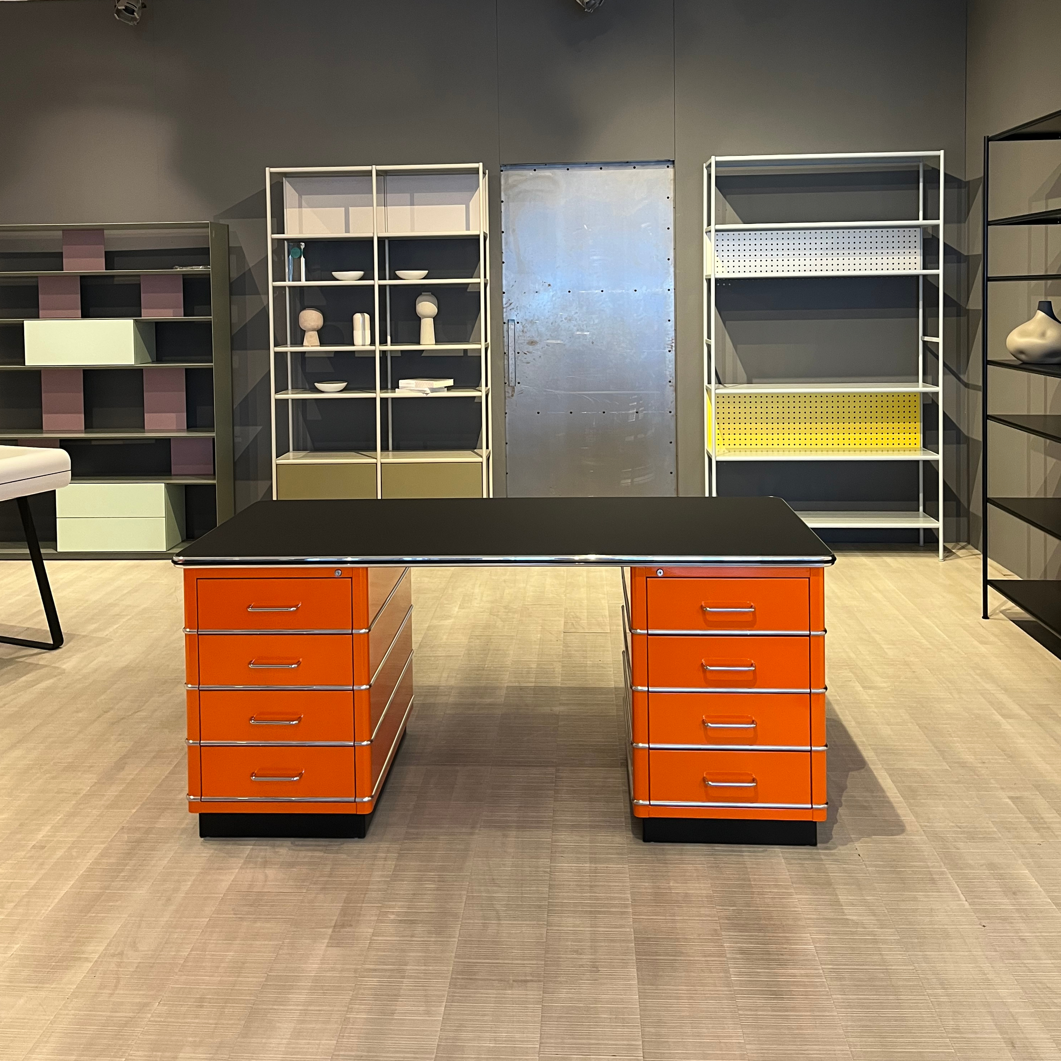 Classic Line Schreibtisch TB 229 Stahl Orange