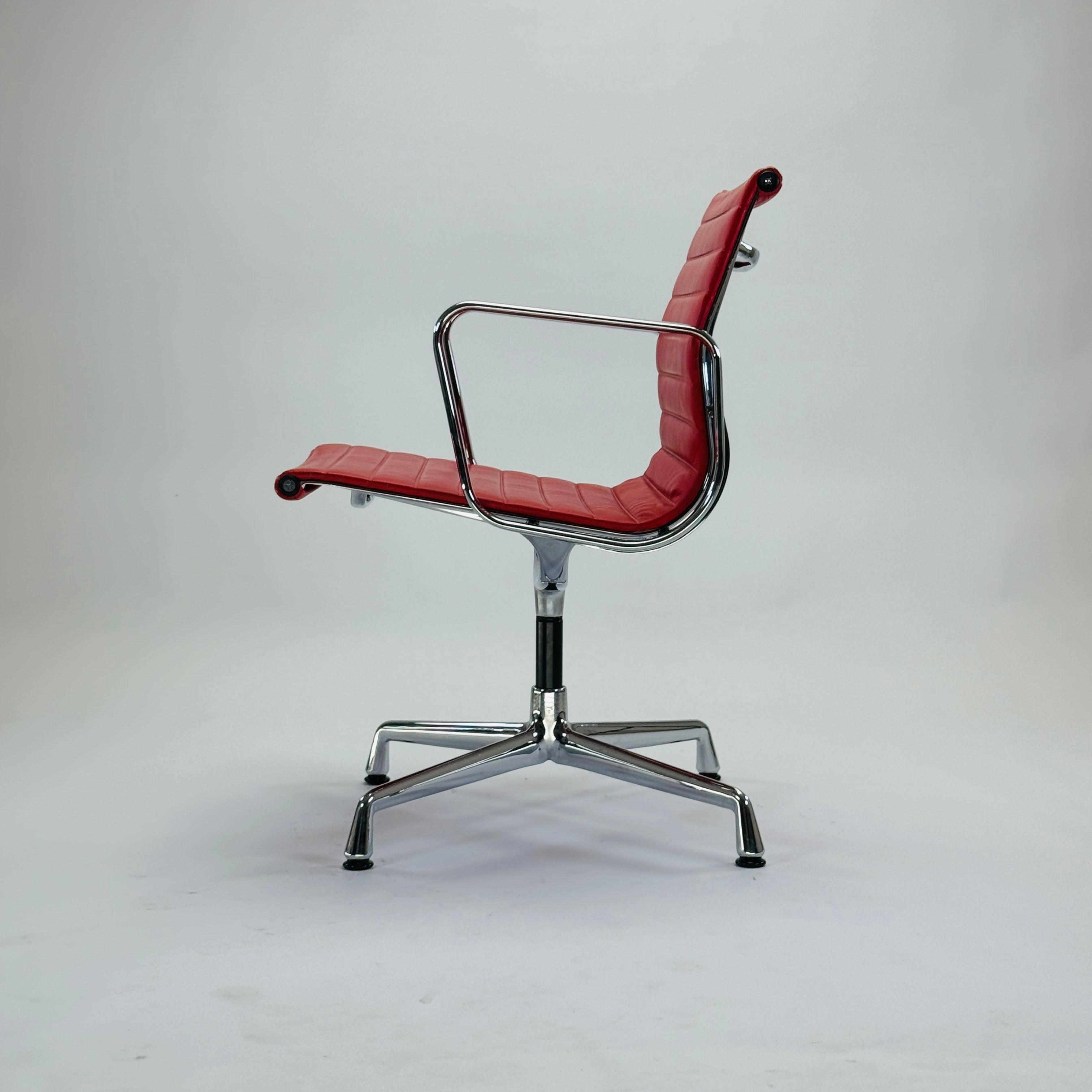 Eames EA 108 Aluminium Chair Leder Rot